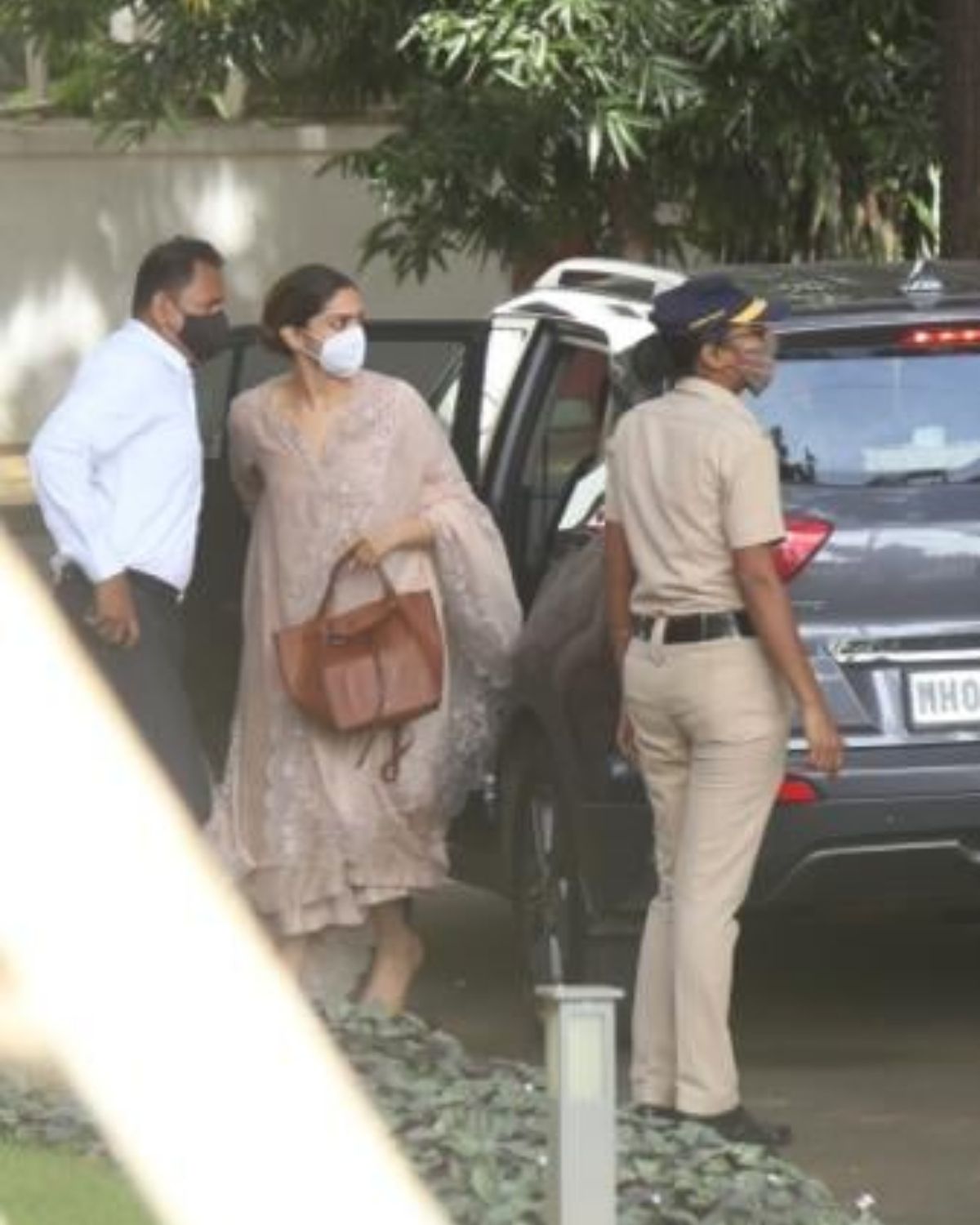  ਦੀਪਿਕਾ ਦੀ ਮੈਨੇਜਰ ਕ੍ਰਿਸ਼ਮਾ ਪ੍ਰਕਾਸ਼ ਨੂੰ ਵੀ ਅੱਜ ਪੇਸ਼ ਹੋਣ ਲਈ ਕਿਹਾ ਗਿਆ ਸੀ। ਕ੍ਰਿਸ਼ਮਾ ਆਪਣੇ ਬਿਆਨ ਦਰਜ ਕਰਨ ਲਈ ਸ਼ੁੱਕਰਵਾਰ ਨੂੰ ਐਨਸੀਬੀ ਸਾਹਮਣੇ ਪੇਸ਼ ਹੋਈ। ਐਨਸੀਬੀ ਦੇ ਸੂਤਰਾਂ ਨੇ ਕਿਹਾ ਸੀ ਕਿ ਕ੍ਰਿਸ਼ਮਾ ਪ੍ਰਕਾਸ਼ ਦੀ ਵਟਸਐਪ ਚੈਟ ਨੇ ਉਸ ਦੀ ‘ਡੀ’ ਨਾਲ ਹੋਈ ਗੱਲਬਾਤ ਦਾ ਖੁਲਾਸਾ ਕੀਤਾ ਅਤੇ ਕੇਂਦਰੀ ਏਜੰਸੀ ਇਹ ਜਾਣਨਾ ਚਾਹੁੰਦੀ ਹੈ ਕਿ ਉਹ ਵਿਅਕਤੀ ਕੌਣ ਹੈ। ਸੂਤਰਾਂ ਮੁਤਾਬਕ ਦੀਪਿਕਾ ਤੇ ਕ੍ਰਿਸ਼ਮਾ ਨੂੰ ਆਹਮੋ ਸਾਹਮਣੇ ਬਿਠਾ ਕੇ ਪੁੱਛ ਪੜਤਾਲ ਕੀਤੀ ਜਾ ਸਕਦੀ ਹੈ।