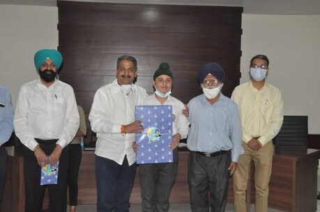 ਸਿੱਖਿਆ ਮੰਤਰੀ ਨੇ ਵਿਦਿਆਰਥੀਆਂ ਨੂੰ ਇਨਾਮ ਵਜੋਂ ਦਿੱਤੇ ਐਪਲ ਆਈਪੈਡ, ਲੈਪਟੌਪ ਤੇ ਐਂਡਰੌਇਡ ਟੈਬਲੇਟ