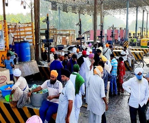 ਟੋਲ ਪਲਾਜਿਆਂ ਤੇ ਕਿਸਾਨਾਂ ਵੱਲੋਂ 24 ਘੰਟੇ ਦੇ ਧਰਨੇ ਲਾਏ ਜਾ ਰਹੇ ਹਨ। ਜਿਸ ਕਾਰਨ ਰਹਿਣ ਤੇ ਲੰਗਰ ਦਾ ਪ੍ਰਬੰਧ ਵੀ ਇੰਨਾਂ ਟੋਲਾਂ ਤੇ ਚੱਲ ਰਿਹਾ ਹੈ। ਟੋਲ ਪਲਾਜਿਆਂ ਤੇ ਕਿਸਾਨਾਂ ਵੱਲੋਂ 24 ਘੰਟੇ ਦੇ ਧਰਨੇ ਲਾਏ ਜਾ ਰਹੇ ਹਨ। ਜਿਸ ਕਾਰਨ ਰਹਿਣ ਤੇ ਲੰਗਰ ਦਾ ਪ੍ਰਬੰਧ ਵੀ ਇੰਨਾਂ ਟੋਲਾਂ ਤੇ ਚੱਲ ਰਿਹਾ ਹੈ।