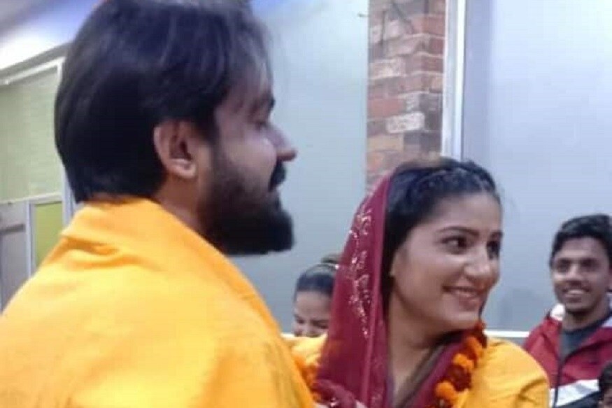ਦੱਸ ਦੇਈਏ ਕਿ ਸਪਨਾ ਚੌਧਰੀ ਨੇ ਕਈ ਧਮਾਕੇਦਾਰ ਹਰਿਆਣਵੀ ਗਾਣੇ ਦਿੱਤੇ ਹਨ। ਸਪਨਾ ਚੌਧਰੀ ਦੇ ਵਿਆਹ ਦੀ ਖ਼ਬਰ ਸੋਸ਼ਲ ਮੀਡੀਆ 'ਤੇ ਕਾਫ਼ੀ ਵਾਇਰਲ ਹੋ ਗਈ ਸੀ, ਪਰ ਕੋਰੋਨਾ ਵਾਇਰਸ ਦੀ ਲਾਗ ਕਾਰਨ ਉਹ ਵਿਆਹ ਨਹੀਂ ਕਰਵਾ ਸਕੀ। (Photo: News18) ਦੱਸ ਦੇਈਏ ਕਿ ਸਪਨਾ ਚੌਧਰੀ ਨੇ ਕਈ ਧਮਾਕੇਦਾਰ ਹਰਿਆਣਵੀ ਗਾਣੇ ਦਿੱਤੇ ਹਨ। ਸਪਨਾ ਚੌਧਰੀ ਦੇ ਵਿਆਹ ਦੀ ਖ਼ਬਰ ਸੋਸ਼ਲ ਮੀਡੀਆ 'ਤੇ ਕਾਫ਼ੀ ਵਾਇਰਲ ਹੋ ਗਈ ਸੀ, ਪਰ ਕੋਰੋਨਾ ਵਾਇਰਸ ਦੀ ਲਾਗ ਕਾਰਨ ਉਹ ਵਿਆਹ ਨਹੀਂ ਕਰਵਾ ਸਕੀ। (Photo: News18)