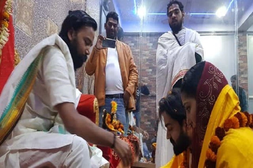ਲੰਬੇ ਸਮੇਂ ਤੋਂ ਸਪਨਾ ਚੌਧਰੀ ਵੀਰ ਸਾਹੂ ਨਾਲ ਰਹਿੰਦੀ ਸੀ, ਜਿਸ ਨੂੰ ਹਰਿਆਣਾ ਦਾ ਬੱਬੂ ਮਾਨ ਕਿਹਾ ਜਾਂਦਾ ਸੀ। ਵੀਰ ਸਾਹੂ ਮੂਲ ਰੂਪ ਵਿੱਚ ਹਾਂਸੀ ਨਾਲ ਸਬੰਧਤ ਹੈ। (Photo: News18) ਲੰਬੇ ਸਮੇਂ ਤੋਂ ਸਪਨਾ ਚੌਧਰੀ ਵੀਰ ਸਾਹੂ ਨਾਲ ਰਹਿੰਦੀ ਸੀ, ਜਿਸ ਨੂੰ ਹਰਿਆਣਾ ਦਾ ਬੱਬੂ ਮਾਨ ਕਿਹਾ ਜਾਂਦਾ ਸੀ। ਵੀਰ ਸਾਹੂ ਮੂਲ ਰੂਪ ਵਿੱਚ ਹਾਂਸੀ ਨਾਲ ਸਬੰਧਤ ਹੈ। (Photo: News18)