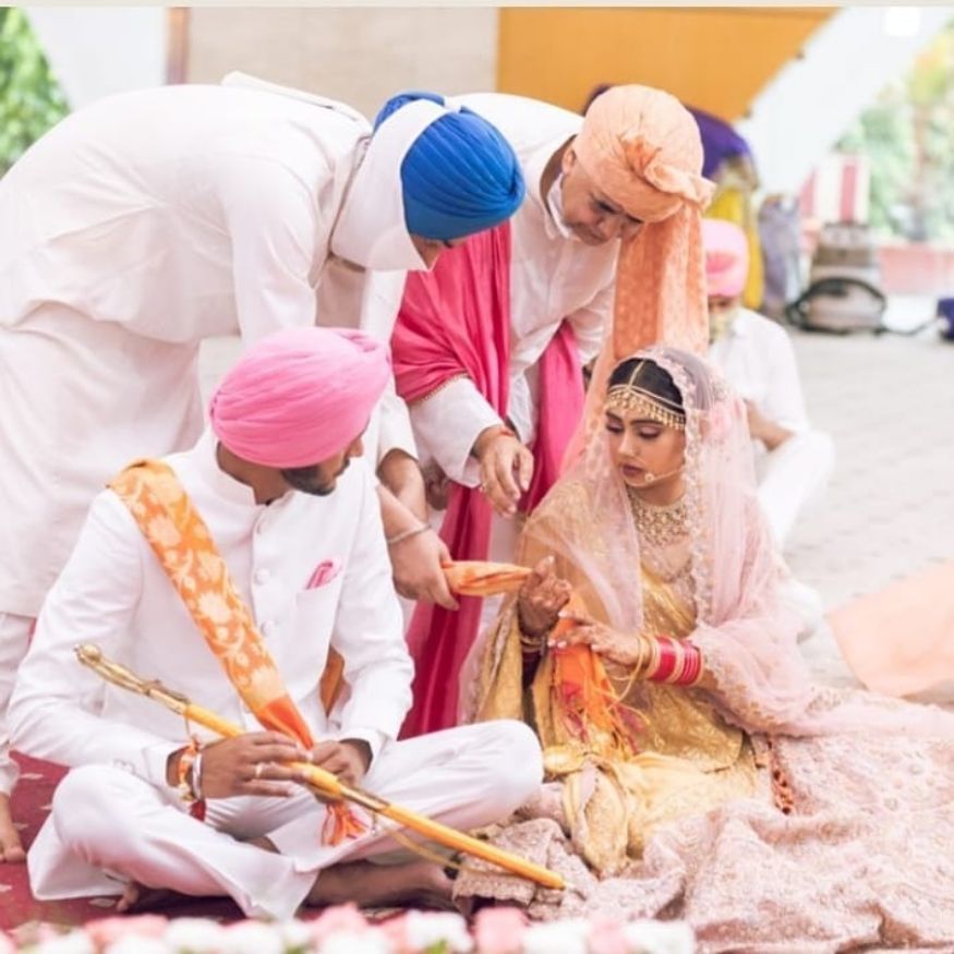 “ਮਿਸ ਤੋਂ ਮਿਸਜ਼ ਤੱਕ ਮੇਰੀ ਯਾਤਰਾ ਪੂਰੀ ਹੋ ਗਈ ਹੈ। ਮੈਂ ਆਪਣੇ ਸਾਰੇ ਸ਼ੁਭਚਿੰਤਕਾਂ ਨਾਲ ਇਹ ਸਾਂਝੀ ਕਰਨਾ ਚਾਹਾਂਗੀ ਕਿ ਮੈਂ 13 ਅਗਸਤ 2020 ਨੂੰ ਪਰੀਕਸ਼ਿਤ ਬਾਵਾ ਨਾਲ ਵਿਆਹ ਦੇ ਬੰਧਨ ਵਿੱਚ ਬੰਨ੍ਹੀ ਗਈ। ਸਾਡੇ ਮਾਪਿਆਂ ਨਾਲ ਸਾਡਾ ਬਹੁਤ ਛੋਟਾ, ਸ਼ਾਂਤ ਅਤੇ ਗੂੜ੍ਹਾ ਵਿਆਹ ਹੋਇਆ, "ਨੀਤੀ ਨੇ ਵੀਡੀਓ ਦੇ ਸਿਰਲੇਖ COVID ਵਿਆਹ ਦਿੱਤਾ।(ਤਸਵੀਰ: ਇੰਸਟਾਗ੍ਰਾਮ) “ਮਿਸ ਤੋਂ ਮਿਸਜ਼ ਤੱਕ ਮੇਰੀ ਯਾਤਰਾ ਪੂਰੀ ਹੋ ਗਈ ਹੈ। ਮੈਂ ਆਪਣੇ ਸਾਰੇ ਸ਼ੁਭਚਿੰਤਕਾਂ ਨਾਲ ਇਹ ਸਾਂਝੀ ਕਰਨਾ ਚਾਹਾਂਗੀ ਕਿ ਮੈਂ 13 ਅਗਸਤ 2020 ਨੂੰ ਪਰੀਕਸ਼ਿਤ ਬਾਵਾ ਨਾਲ ਵਿਆਹ ਦੇ ਬੰਧਨ ਵਿੱਚ ਬੰਨ੍ਹੀ ਗਈ। ਸਾਡੇ ਮਾਪਿਆਂ ਨਾਲ ਸਾਡਾ ਬਹੁਤ ਛੋਟਾ, ਸ਼ਾਂਤ ਅਤੇ ਗੂੜ੍ਹਾ ਵਿਆਹ ਹੋਇਆ, "ਨੀਤੀ ਨੇ ਵੀਡੀਓ ਦੇ ਸਿਰਲੇਖ COVID ਵਿਆਹ ਦਿੱਤਾ।(ਤਸਵੀਰ: ਇੰਸਟਾਗ੍ਰਾਮ)