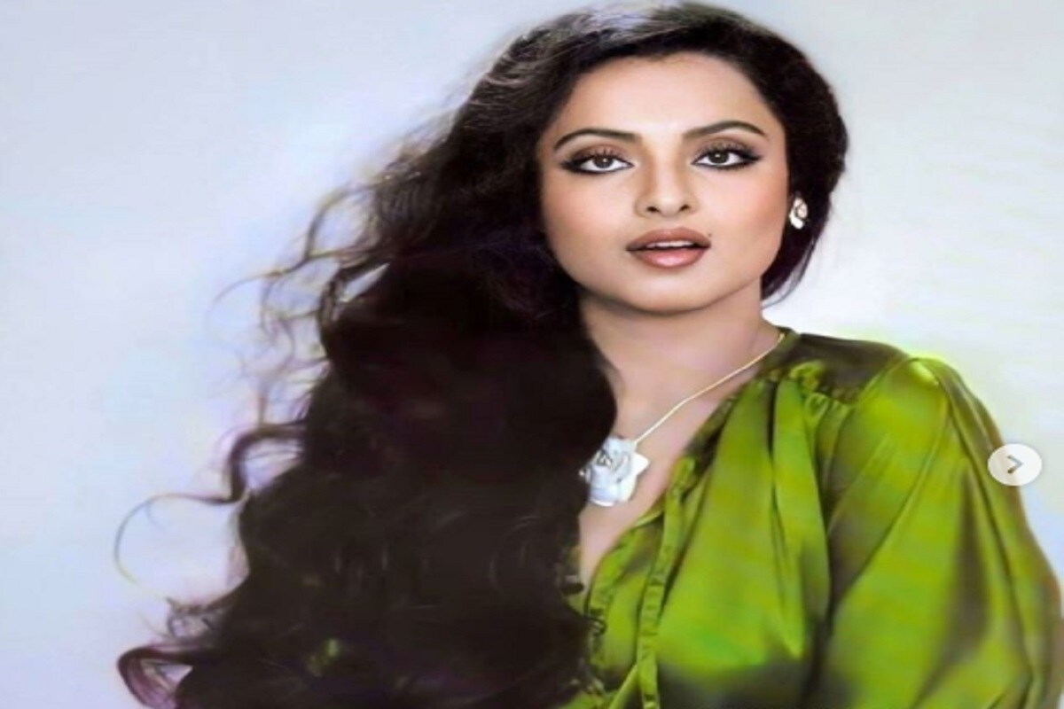 Rekha Birthday:ਅੱਜ ਬਾਲੀਵੁਡ ਅਦਾਕਾਰਾ ਰੇਖਾ ਦਾ ਜਨਮਦਿਨ ਹੈ। ਰੇਖਾ ਅੱਜ 66 ਸਾਲ ਦੀ ਹੋ ਗਈ ਹੈ। ਉਨ੍ਹਾਂ ਨੇ ਹੁਣ ਤੱਕ 180 ਤੋਂ ਜਿਆਦਾ ਫਿਲਮਾਂ ਵਿੱਚ ਕੰਮ ਕੀਤਾ ਹੈ। ਰੇਖਾ ਆਪਣੀ ਏਜਲੇਸ ਬਿਊਟੀ (Ageless Beauty) ਦੇ ਲਈ ਜਾਣੀ ਜਾਂਦੀ ਹੈ। ਉਨ੍ਹਾਂ ਦੀ ਖੂਬਸੂਰਤੀ ਵੱਧਦੀ ਉਮਰ ਵਿੱਚ ਵੀ ਹੋਰ ਵਧਦੀ ਜਾ ਰਹੀ ਹੈ। ਹਾਲਾਂਕਿ ਇਸ ਗੱਲ ਬਾਰੇ ਬਹੁਤ ਘੱਟ ਲੋਕ ਨੂੰ ਪਤਾ ਹੋਣਾ ਕਰੀਅਰ ਦੀ ਸ਼ੁਰੁਆਤ ਵਿੱਚ ਰੇਖਾ ਨੂੰ ਉਨ੍ਹਾਂ ਦੀ ਦਿੱਖ ਕਾਰਨ ਆਲੋਚਨਾਵਾਂ ਦਾ ਸਾਹਮਣਾ ਕਰਨਾ ਪਿਆ ਸੀ। ਪਰ 1970 ਦੇ ਦਹਾਕੇ ਦੇ ਅੰਤ ਵਿੱਚ ਉਹ ਬਾਲੀਵੁੱਡ ਵਿੱਚ ਇੱਕ ਸੈਕਸ ਸਿੰਬਲ ਦੇ ਰੂਪ ਵਿੱਚ ਪਛਾਣ ਮਿਲੀ। ਅੱਜ ਮੀਡੀਆ ਰਿਪੋਰਟ ਵਿਚ ਅਸੀਂ ਰੇਖਾ ਦੇ ਜਨਮ ਦਿਨ 'ਤੇ ਅਸੀਂ ਤੁਹਾਡੇ ਲਈ ਰੇਖਾ ਦੀ ਖੂਬਸੂਰਤੀ ਦੇ ਕੁਝ ਰਾਜ਼ ਲੈਕੇ ਆਏ ਹਾਂ। (pic credit: instagram/cinemaajkal) Rekha Birthday:ਅੱਜ ਬਾਲੀਵੁਡ ਅਦਾਕਾਰਾ ਰੇਖਾ ਦਾ ਜਨਮਦਿਨ ਹੈ। ਰੇਖਾ ਅੱਜ 66 ਸਾਲ ਦੀ ਹੋ ਗਈ ਹੈ। ਉਨ੍ਹਾਂ ਨੇ ਹੁਣ ਤੱਕ 180 ਤੋਂ ਜਿਆਦਾ ਫਿਲਮਾਂ ਵਿੱਚ ਕੰਮ ਕੀਤਾ ਹੈ। ਰੇਖਾ ਆਪਣੀ ਏਜਲੇਸ ਬਿਊਟੀ (Ageless Beauty) ਦੇ ਲਈ ਜਾਣੀ ਜਾਂਦੀ ਹੈ। ਉਨ੍ਹਾਂ ਦੀ ਖੂਬਸੂਰਤੀ ਵੱਧਦੀ ਉਮਰ ਵਿੱਚ ਵੀ ਹੋਰ ਵਧਦੀ ਜਾ ਰਹੀ ਹੈ। ਹਾਲਾਂਕਿ ਇਸ ਗੱਲ ਬਾਰੇ ਬਹੁਤ ਘੱਟ ਲੋਕ ਨੂੰ ਪਤਾ ਹੋਣਾ ਕਰੀਅਰ ਦੀ ਸ਼ੁਰੁਆਤ ਵਿੱਚ ਰੇਖਾ ਨੂੰ ਉਨ੍ਹਾਂ ਦੀ ਦਿੱਖ ਕਾਰਨ ਆਲੋਚਨਾਵਾਂ ਦਾ ਸਾਹਮਣਾ ਕਰਨਾ ਪਿਆ ਸੀ। ਪਰ 1970 ਦੇ ਦਹਾਕੇ ਦੇ ਅੰਤ ਵਿੱਚ ਉਹ ਬਾਲੀਵੁੱਡ ਵਿੱਚ ਇੱਕ ਸੈਕਸ ਸਿੰਬਲ ਦੇ ਰੂਪ ਵਿੱਚ ਪਛਾਣ ਮਿਲੀ। ਅੱਜ ਮੀਡੀਆ ਰਿਪੋਰਟ ਵਿਚ ਅਸੀਂ ਰੇਖਾ ਦੇ ਜਨਮ ਦਿਨ 'ਤੇ ਅਸੀਂ ਤੁਹਾਡੇ ਲਈ ਰੇਖਾ ਦੀ ਖੂਬਸੂਰਤੀ ਦੇ ਕੁਝ ਰਾਜ਼ ਲੈਕੇ ਆਏ ਹਾਂ। (pic credit: instagram/cinemaajkal)