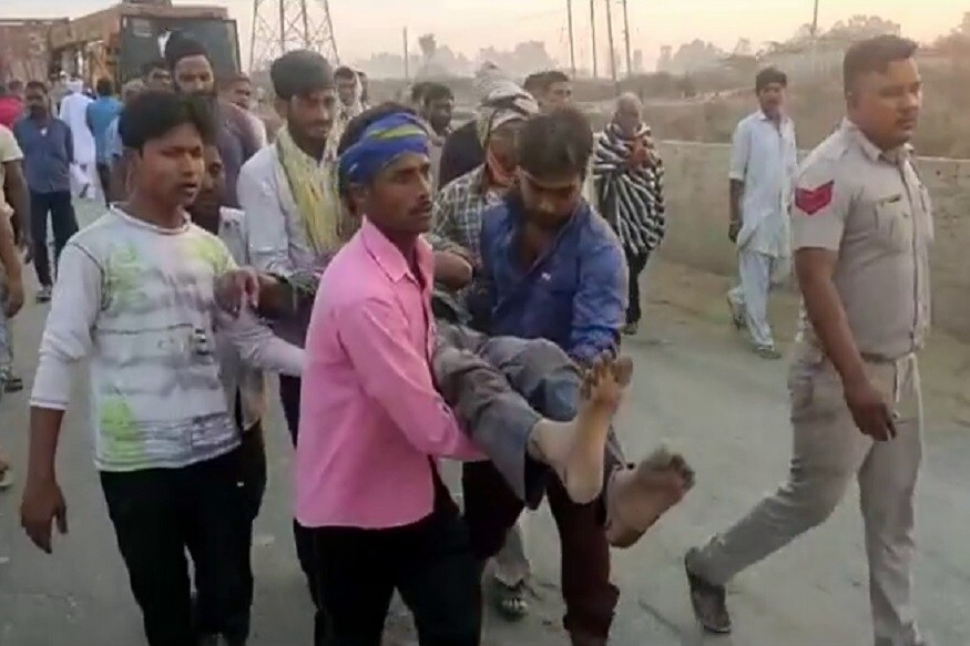 ਕਾਨਪੁਰ ਦੇ ਡਰਾਈਵਰ ਸਾਜਨ ਨੇ ਦੱਸਿਆ ਕਿ ਉਸਨੂੰ ਆਪਣੇ ਟਰੱਕ ਵਿੱਚ ਕਰੱਸ਼ਰ ਭਰ ਕੇ ਰੇਵਾੜੀ ਤੋਂ ਸੋਨੀਪਤ ਪਹੁੰਚਣਾ ਸੀ। ਜਿਵੇਂ ਹੀ ਉਹ ਖਰਖੌਦਾ ਦੇ 8 ਨੰਬਰ ਡਰੇਨ 'ਤੇ ਪਹੁੰਚਿਆ, ਉਸਨੇ ਸਾਹਮਣੇ ਤੋਂ ਆ ਰਹੀ ਪਿਕਅਪ ਕਾਰ ਨੂੰ ਰੋਕਣ ਲਈ ਡਿੱਪਰ ਦਿੱਤਾ। (Photo: News18) ਕਾਨਪੁਰ ਦੇ ਡਰਾਈਵਰ ਸਾਜਨ ਨੇ ਦੱਸਿਆ ਕਿ ਉਸਨੂੰ ਆਪਣੇ ਟਰੱਕ ਵਿੱਚ ਕਰੱਸ਼ਰ ਭਰ ਕੇ ਰੇਵਾੜੀ ਤੋਂ ਸੋਨੀਪਤ ਪਹੁੰਚਣਾ ਸੀ। ਜਿਵੇਂ ਹੀ ਉਹ ਖਰਖੌਦਾ ਦੇ 8 ਨੰਬਰ ਡਰੇਨ 'ਤੇ ਪਹੁੰਚਿਆ, ਉਸਨੇ ਸਾਹਮਣੇ ਤੋਂ ਆ ਰਹੀ ਪਿਕਅਪ ਕਾਰ ਨੂੰ ਰੋਕਣ ਲਈ ਡਿੱਪਰ ਦਿੱਤਾ। (Photo: News18)
