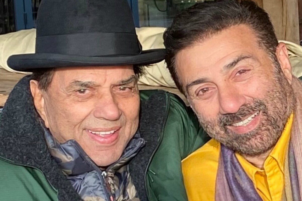  ਮੁੰਬਈ- ਬਾਲੀਵੁੱਡ ਅਦਾਕਾਰ ਸੰਨੀ ਦਿਓਲ ਨੇ 19 ਅਕਤੂਬਰ ਨੂੰ 64 ਵਾਂ ਜਨਮਦਿਨ ਮਨਾਇਆ। ਉਨ੍ਹਾਂ ਦੇ ਜਨਮਦਿਨ ਦੇ ਮੌਕੇ 'ਤੇ ਪਰਿਵਾਰ ਦੇ ਤਿੰਨ ਸੁਪਰਸਟਾਰ ਇਕੱਠੇ ਨਜ਼ਰ ਆਏ। ਸਨੀ ਦਿਓਲ ਦਾ ਇਹ ਵਿਸ਼ੇਸ਼ ਦਿਨ ਧਰਮਿੰਦਰ ਅਤੇ ਬੌਬੀ ਦਿਓਲ ਨੇ ਮਨਾਇਆ। ਉਨ੍ਹਾਂ ਦੇ ਜਨਮਦਿਨ ਦੇ ਮੌਕੇ 'ਤੇ ਇਕ ਪਾਰਟੀ ਦਾ ਆਯੋਜਨ ਕੀਤੀ ਗਈ ਸੀ। ਇਸ ਪਾਰਟੀ ਦੀਆਂ ਤਸਵੀਰਾਂ ਬਹੁਤ ਹੀ ਪਿਆਰੀਆਂ ਹਨ, ਜੋ ਕਿ ਅਦਾਕਾਰ ਧਰਮਿੰਦਰ ਨੇ ਖੁਦ ਸ਼ੇਅਰ ਕੀਤੀਆਂ ਹਨ। ਇਹ ਫੋਟੋਆਂ ਸੋਸ਼ਲ ਮੀਡੀਆ 'ਤੇ ਵਾਇਰਲ ਹੋ ਰਹੀਆਂ ਹਨ। ਜੇ ਤੁਸੀਂ ਇਨ੍ਹਾਂ ਤਸਵੀਰਾਂ 'ਤੇ ਨਜ਼ਰ ਮਾਰੋ ਤਾਂ ਸਭ ਤੋਂ ਖਾਸ ਹੈ ਸੰਨੀ ਦਿਓਲ ਦਾ ਕੇਕ। (ਫੋਟੋ ਕ੍ਰੈਡਿਟ- @iamsunnydeol/Instagram)