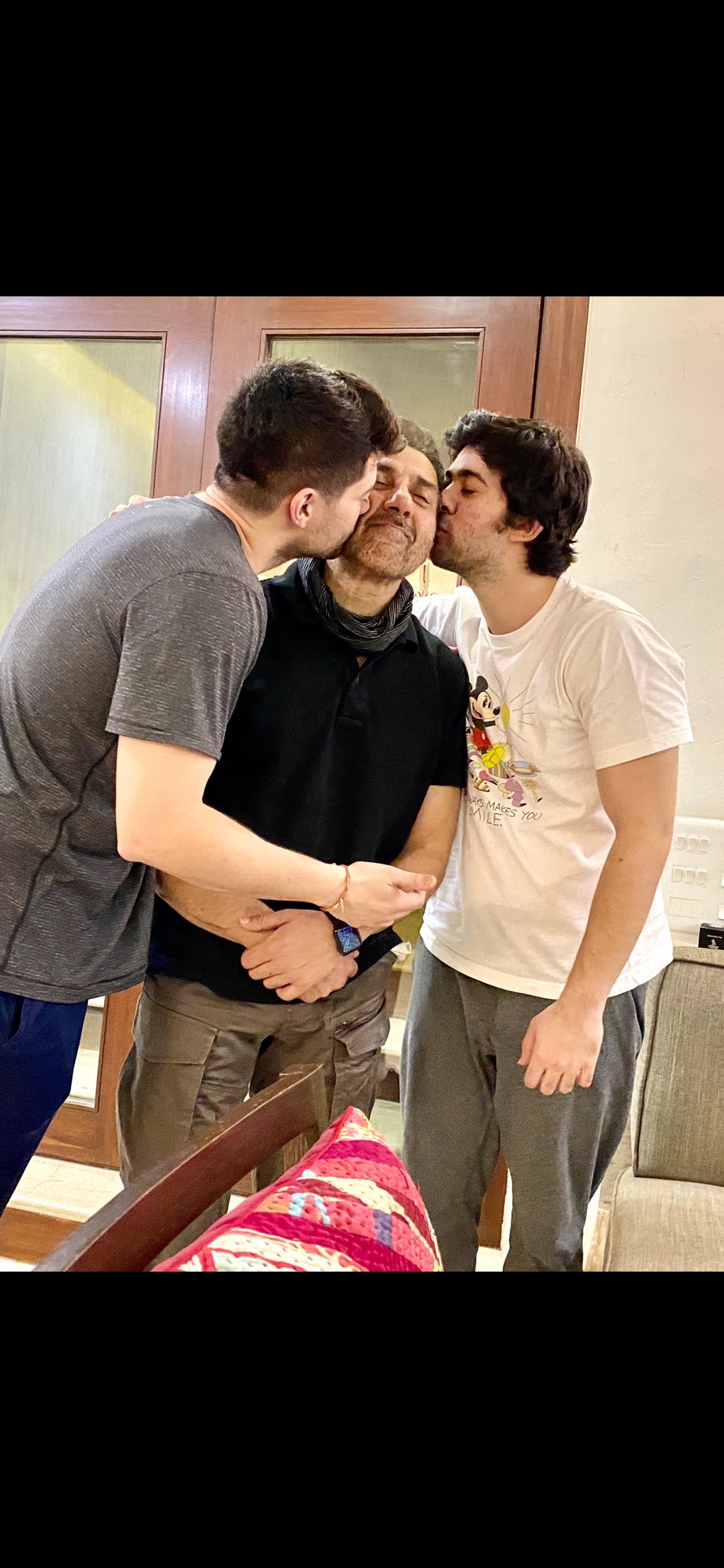  ਸਨੀ ਦਿਓਲ ਦੇ ਜਨਮਦਿਨ ਦੀਆਂ ਫੋਟੋਆਂ ਸ਼ੇਅਰ ਕਰਦੇ ਹੋਏ ਧਰਮਿੰਦਰ ਨੇ ਆਪਣੇ ਟਵਿੱਟਰ ਅਕਾਊਂਟ 'ਤੇ ਲਿਖਿਆ-' ਉਸਦੇ ਆਸ਼ੀਰਵਾਦ ਨਾਲ ... ਤੁਹਾਡੀਆਂ ਅਸੀਸਾਂ ਨਾਲ ... ਸੰਨੀ ਦੇ ਜਨਮਦਿਨ ਦਾ ਜਸ਼ਨ ਦਿਓਲ ਸਟਾਇਲ'। (Photo Credit- @aapkadharam/Twitter)