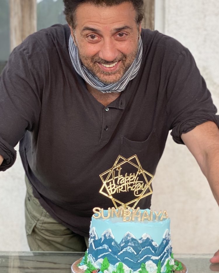  ਸਨੀ ਦਿਓਲ ਨੇ ਆਪਣੇ ਇੰਸਟਾਗ੍ਰਾਮ ਅਕਾਊਂਟ 'ਤੇ ਇਕ ਤਸਵੀਰ ਵੀ ਸ਼ੇਅਰ ਕੀਤੀ ਹੈ, ਜਿਸ ਵਿਚ ਉਹ ਕੇਕ ਨਾਲ ਨਜ਼ਰ ਆ ਰਹੇ ਹਨ। ਇਸ ਕੇਕ 'ਤੇ ਲਿਖਿਆ ਹੈ-' ਹੈਪੀ ਬਰਥਡੇ ਸਨੀ ਭਈਆ'। ਅਜਿਹਾ ਲਗਦਾ ਹੈ ਕਿ ਇਹ ਕੇਕ ਸੰਨੀ ਦੇ ਛੋਟੇ ਭਰਾ ਬੌਬੀ ਲੈ ਕੇ ਆਏ ਹਨ। ਇਸ ਦੇ ਨਾਲ ਹੀ, ਇਸ 'ਤੇ ਲਿਖੇ ਸੰਦੇਸ਼ ਨੇ ਕੇਕ ਨੂੰ ਬਹੁਤ ਖਾਸ ਬਣਾ ਦਿੱਤਾ ਹੈ। (Photo Credit- @iamsunnydeol/Instagram)