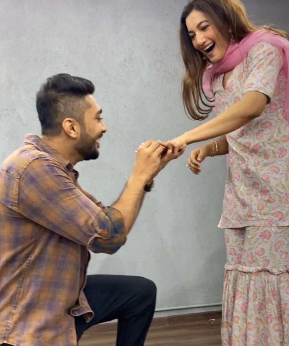  ਇਸ ਸਾਲ ਨਵੰਬਰ ਵਿਚ ਜੈਦ ਦਰਬਾਰ ਅਤੇ ਗੌਹਰ ਖਾਨ ਆਪਣੇ ਦੋਸਤੀ ਦੇ ਰਿਸ਼ਤੇ ਨੂੰ ਨਵਾਂ ਨਾਮ ਦੇ ਸਕਦੇ ਹਨ। ਸੰਗੀਤ ਦੇ ਸੰਗੀਤਕਾਰ ਇਸਮਾਈਲ ਦਰਬਾਰ ਨੇ ਹਾਲ ਹੀ ਵਿਚ ਈ ਟਾਈਮਜ਼ ਨਾਲ ਗੱਲ ਕੀਤੀ ਸੀ, ਜਿਸ ਵਿਚ ਉਨ੍ਹਾਂ ਦੱਸਿਆ ਸੀ ਕਿ ਉਨ੍ਹਾਂ ਦਾ ਪੁੱਤਰ ਬਿਗ ਬੌਸ ਦੇ ਘਰ ਜਾਣ ਤੋਂ ਪਹਿਲਾਂ ਗੌਹਰ ਨੂੰ ਉਸ ਨਾਲ ਅਤੇ ਆਪਣੀ ਮਾਂ ਨੂੰ ਮਿਲਾਉਣ ਲਈ ਘਰ ਲੈ ਆਇਆ ਸੀ।  Photo credit: instagram/@zaid_darbar