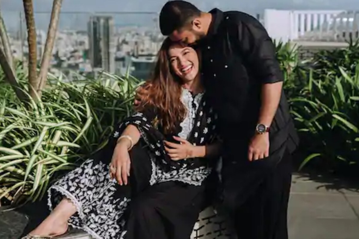  ਇਸ ਗੱਲਬਾਤ ਦੌਰਨਾ ਉਨ੍ਹਾਂ ਦੱਸਿਆ ਕਿ ਗੌਹਰ ਨੇ ਸਾਡੇ ਨਾਲ ਲਗਭਗ 4 ਘੰਟੇ ਬਤੀਤ ਕੀਤੇ। ਅਸੀਂ ਇਕੱਠੇ ਬਿਰਿਆਨੀ ਖਾਧੀ। ਉਨ੍ਹਾਂ ਕਿਹਾ ਕਿ ਉਸਦੇ ਬੇਟੇ ਨੇ ਦੱਸਿਆ ਕਿ ਉਹ ਦੋਵੇਂ ਆਪਣੇ ਰਿਸ਼ਤੇ ਨੂੰ ਲੈ ਕੇ ਬਹੁਤ ਗੰਭੀਰ ਹਨ। Photo credit: instagram/@zaid_darbar