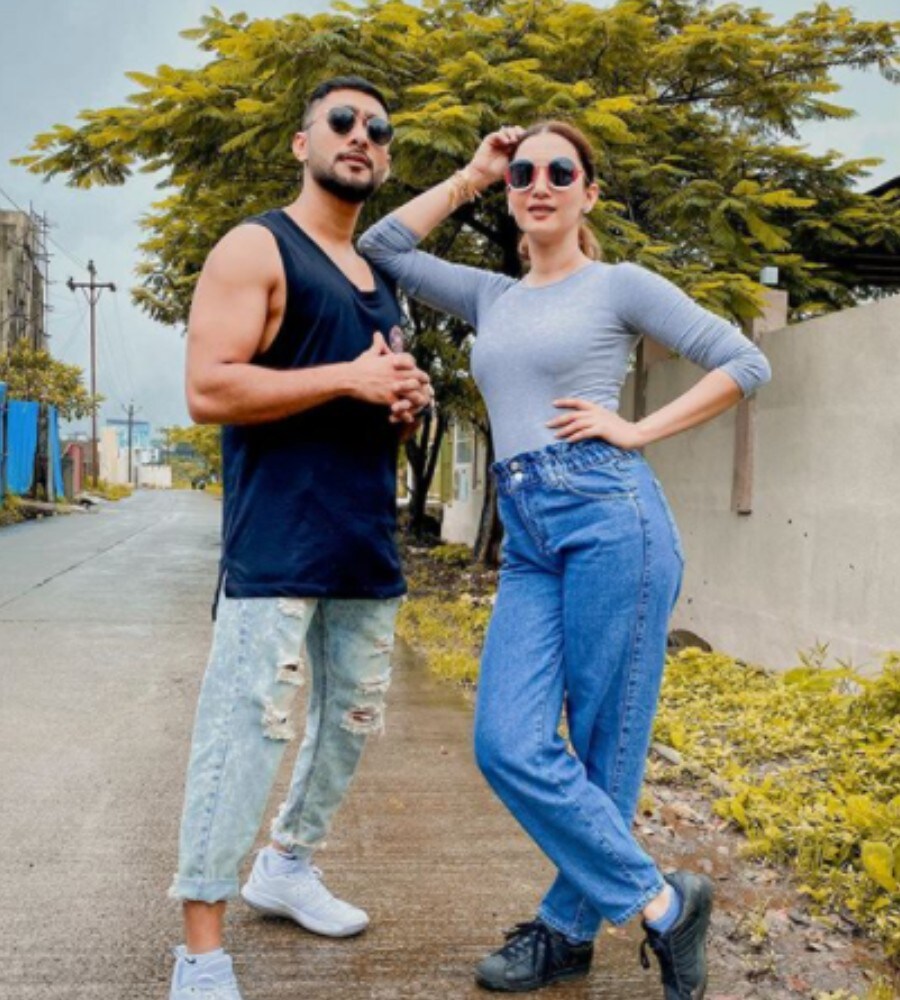  ਇਸਮਾਈਲ ਦਰਬਾਰ ਨੇ ਕਿਹਾ ਕਿ ਮੈਨੂੰ ਉਨ੍ਹਾਂ ਦੇ ਰਿਸ਼ਤੇ ਨਾਲ ਕੋਈ ਦਿੱਕਤ ਨਹੀਂ ਹੈ, ਪਰ ਮੈਂ ਨਿਸ਼ਚਤ ਤੌਰ 'ਤੇ ਕਿਹਾ ਕਿ ਗੌਹਰ ਤੁਹਾਡੇ ਤੋਂ 5 ਸਾਲ ਵੱਡੀ ਹੈ। ਇਸ ਲਈ ਵਿਆਹ ਤੋਂ ਪਹਿਲਾਂ ਧਿਆਨ ਨਾਲ ਸੋਚ ਲੈਣ ਅਤੇ ਦੋਵੇਂ ਇਹ ਜਾਣ ਲੈਣ ਕੀ ਇਹ ਅਸਲ ਵਿਚ ਸੱਚਾ ਪਿਆਰ ਹੈ? Photo credit: instagram/@zaid_darbar