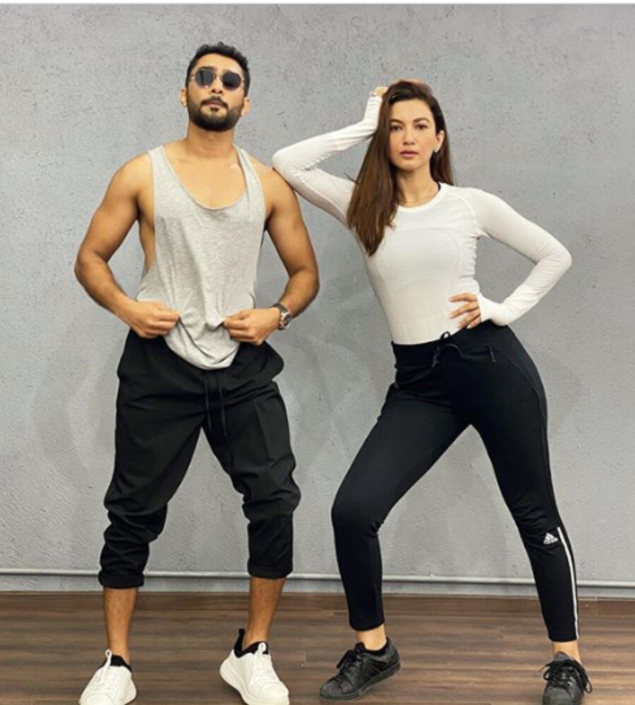  ਇਸਮਾਈਲ ਦਰਬਾਰ ਨੇ ਦੱਸਿਆ ਕਿ ਬਿੱਗ ਬੌਸ ਦੇ ਘਰ ਜਾਣ ਤੋਂ ਪਹਿਲਾਂ ਗੌਹਰ ਖਾਨ ਨੇ ਉਨ੍ਹਾਂ ਨੂੰ ਫੋਨ ਕਰਕੇ ਉਨ੍ਹਾਂ ਤੋਂ ਆਸ਼ੀਰਵਾਦ ਮੰਗਿਆ ਸੀ। ਇਸਮਾਈਲ ਨੇ ਗੌਹਰ ਨੂੰ ਕਿਹਾ ਸੀ- 'ਮੇਰੀਆਂ ਅਸੀਸਾਂ ਉਸ ਦੇ ਨਾਲ ਹਮੇਸ਼ਾ ਹਨ। ਉਸਨੇ ਦੱਸਿਆ ਕਿ ਮੈਂ ਅਤੇ ਆਇਸ਼ਾ ਜਲਦੀ ਹੀ ਗੌਹਰ ਦੀ ਮਾਂ ਨੂੰ ਵੀ ਮਿਲਾਂਗੇ। Photo credit: instagram/@zaid_darbar