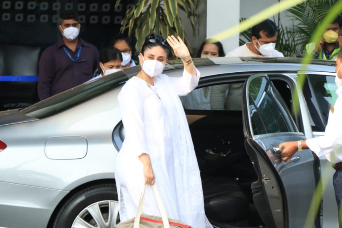  ਮੁੰਬਈ. ਬਾਲੀਵੁੱਡ ਅਭਿਨੇਤਰੀ ਕਰੀਨਾ ਕਪੂਰ (Kareena Kapoor) ਪ੍ਰੈਗਨੇਂਟ ਹੈ । ਇਨੀਂ ਦਿਨੀਂ ਉਹ ਆਪਣੀ ਇਸ ਖੂਬਸੂਰਤ ਫੇਜ ਨੂੰ ਇੰਜੋਏ ਕਰ ਰਹੀ ਹੈ। ਇਸ ਦੌਰਾਨ ਪਤੀ ਸੈਫ ਅਲੀ ਖਾਨ ਅਤੇ ਬੇਟਾ ਤੈਮੂਰ ਅਲੀ ਖਾਨ ਵੀ ਉਨ੍ਹਾਂ ਦੇ ਨਾਲ ਹਨ। ਹਾਲ ਹੀ ਵਿੱਚ ਕਰੀਨਾ ਕਪੂਰ ਏਅਰਪੋਰਟ ਉਤੇ ਦਿਖਾਈ ਦਿੱਤੀ। (Photo Credit- Viral Bhayani)