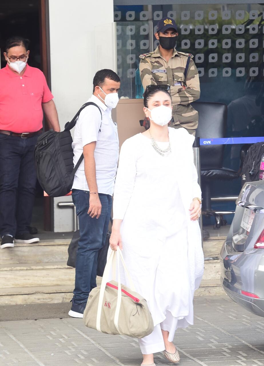  ਦਰਅਸਲ ਕਰੀਨਾ ਕਪੂਰ ਮੁੰਬਈ ਏਅਰਪੋਰਟ 'ਤੇ ਨਜ਼ਰ ਆਈ। ਇਸ ਸਮੇਂ ਦੌਰਾਨ ਉਹ ਇਕ ਚਿੱਟੇ ਸੂਟ ਵਿੱਚ ਦਿਖਾਈ ਦਿੱਤੀ। ਉਨ੍ਹਾਂ ਨੇ ਚਾਂਦੀ ਦਾ ਹਾਰ ਪਾਇਆ ਹੋਇਆ ਸੀ। (Photo Credit- Viral Bhayani)
