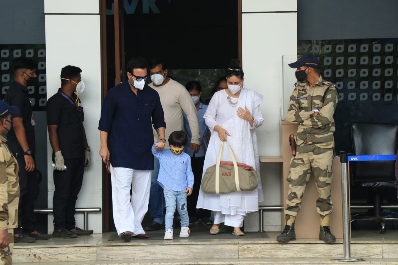  ਕਰੀਨਾ ਦੇ ਨਾਲ ਸੈਫ ਅਲੀ ਖਾਨ ਨੀਲੇ ਰੰਗ ਦੇ ਕੁੜਤੇ ਅਤੇ ਚਿੱਟੇ ਰੰਗ ਦੀ ਟ੍ਰਾਊਜ਼ਰ ਵਿਚ ਨਜ਼ਰ ਆਏ। ਉਸੇ ਸਮੇਂ ਤੈਮੂਰ ਨੇ ਨੀਲੀ ਕਮੀਜ਼ ਅਤੇ ਜੀਨਸ ਪਾਈ ਸੀ। ਸਾਰਿਆਂ ਨੇ ਆਪਣੇ ਚਿਹਰੇ ਮਾਸਕ ਨਾਲ ਢੱਕੇ ਹੋਏ ਸਨ। (Photo Credit- Viral Bhayani)