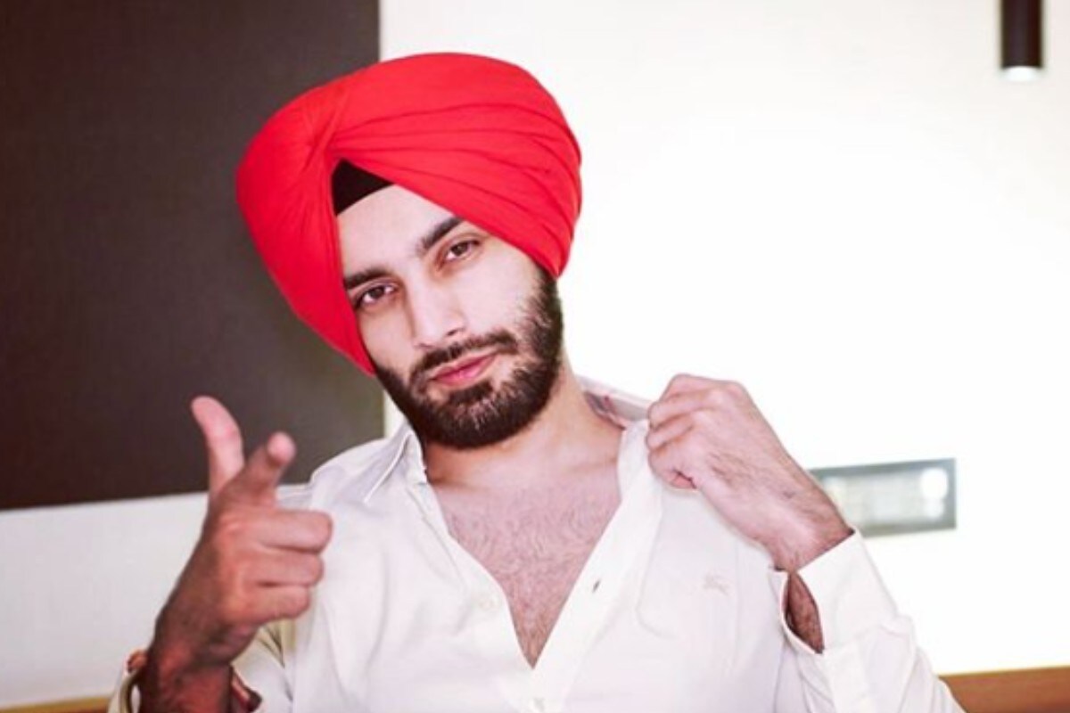  ਬਿੱਗ ਬੌਸ 14 ਦੇ ਆਖਰੀ ਐਪੀਸੋਡ ਵਿੱਚ ਬਿੱਗ ਬੌਸ ਨੇ ਗੇਮ ਨੂੰ ਉਲਟ ਦਿੱਤਾ ਹੈ। ਸੀਨੀਅਰਸ ਦੇ ਘਰ ਤੋਂ ਵਿਦਾਈ ਲਈ ਹੈ ਅਤੇ ਇਸ ਦੇ ਨਾਲ ਹੀ ਘਰ ਵਿਚ ਮਿੱਡ ਵੀਕ ਐਵੀਕਸ਼ਨ ਵੀ ਹੋਇਆ ਹੈ। ਇਸ ਦੌਰਾਨ ਸ਼ਹਿਜਾਦ ਦਿਓਲ ਨੂੰ ਵੀ ਘਰ ਵਿਚੋਂ ਬਾਹਰ ਆਉਣਾ ਪਿਆ। Photo Credit-@shehzaddeol/Instagram