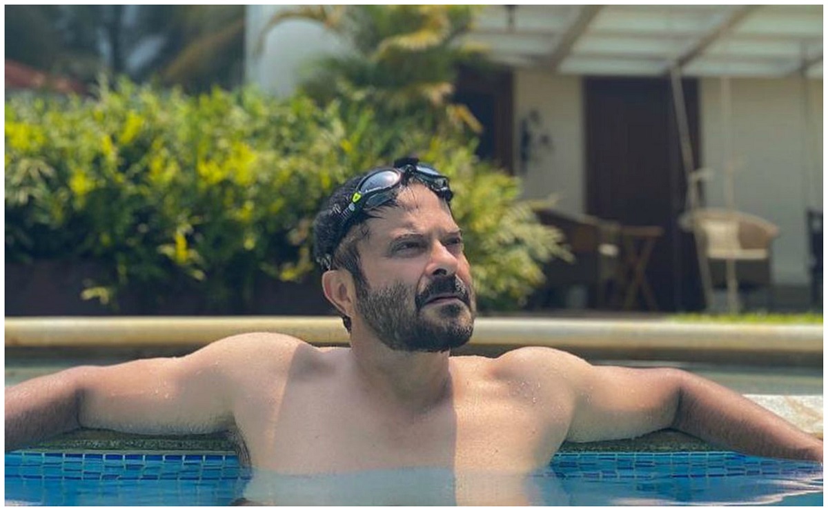  ਅਨਿਲ ਕਪੂਰ ਸਿਨੇਮਾ ਵਿੱਚ ਆਪਣੀ ਜਵਾਨੀ ਦੇ ਲੁੱਕ ਲਈ ਬਹੁਤ ਮਸ਼ਹੂਰ ਹੈ। ਹਰ ਕੋਈ ਜਾਣਨਾ ਚਾਹੁੰਦਾ ਹੈ ਕਿ ਉਹ ਸਭ ਦੇ ਬਾਅਦ ਕੀ ਕਰਦੇ ਹਨ ਕਿ 63 ਸਾਲਾਂ ਵਿੱਚ ਵੀ, ਉਨ੍ਹਾਂ ਦੇ ਚਿਹਰੇ 'ਤੇ ਬੁਢਾਪਾ ਨਜ਼ਰ ਨਹੀਂ ਆਉਂਦਾ ਹੈ। ਉਹ ਸਰੀਰ ਤੋਂ ਇਕ ਇੰਚ ਅਨਫਿੱਟ ਨਹੀਂ ਹਨ। (PHOTO: Instagram)