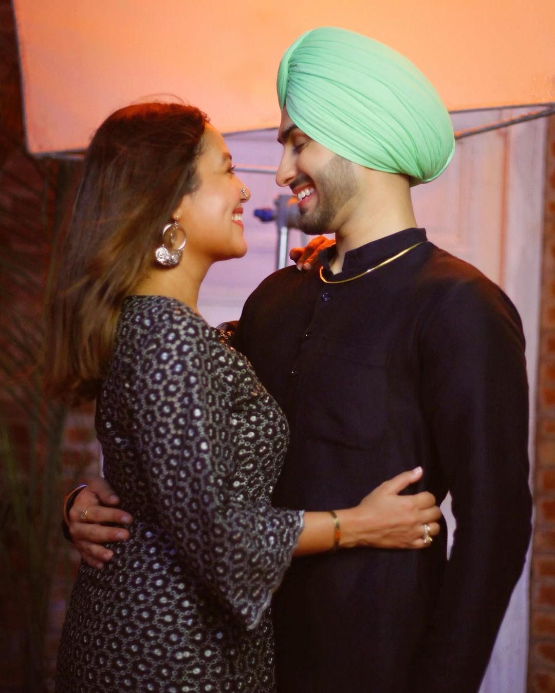 ਬਾਲੀਵੁੱਡ ਗਾਇਕਾ ਨੇਹਾ ਕੱਕੜ ਅਤੇ ਪੰਜਾਬੀ ਗਾਇਕਾ ਰੋਹਨਪ੍ਰੀਤ ਸਿੰਘ ਜਲਦ ਹੀ ਵਿਆਹ ਦੇ ਬੰਧਨ ‘ਚ ਬੱਝਣ ਜਾ ਰਹੇ ਹਨ। ਹਾਲਾਂਕਿ ਅਜੇ ਨਹਿਰੂਪ੍ਰੀਤ ਦੇ ਵਿਆਹ ਦੀ ਤਰੀਕ ਦਾ ਖੁਲਾਸਾ ਨਹੀਂ ਹੋਇਆ ਹੈ, ਪਰ ਉਮੀਦ ਕੀਤੀ ਜਾ ਰਹੀ ਹੈ ਕਿ ਇਸ ਮਹੀਨੇ ਦੇ ਅੰਤ ਤੱਕ ਨੇਹਾ ਵਿਆਹ ਵਿੱਚ ਜੋੜੀ ਵਿੱਚ ਨਜ਼ਰ ਆਵੇਗੀ। ਬਾਲੀਵੁੱਡ ਗਾਇਕਾ ਨੇਹਾ ਕੱਕੜ ਅਤੇ ਪੰਜਾਬੀ ਗਾਇਕਾ ਰੋਹਨਪ੍ਰੀਤ ਸਿੰਘ ਜਲਦ ਹੀ ਵਿਆਹ ਦੇ ਬੰਧਨ ‘ਚ ਬੱਝਣ ਜਾ ਰਹੇ ਹਨ। ਹਾਲਾਂਕਿ ਅਜੇ ਨਹਿਰੂਪ੍ਰੀਤ ਦੇ ਵਿਆਹ ਦੀ ਤਰੀਕ ਦਾ ਖੁਲਾਸਾ ਨਹੀਂ ਹੋਇਆ ਹੈ, ਪਰ ਉਮੀਦ ਕੀਤੀ ਜਾ ਰਹੀ ਹੈ ਕਿ ਇਸ ਮਹੀਨੇ ਦੇ ਅੰਤ ਤੱਕ ਨੇਹਾ ਵਿਆਹ ਵਿੱਚ ਜੋੜੀ ਵਿੱਚ ਨਜ਼ਰ ਆਵੇਗੀ।