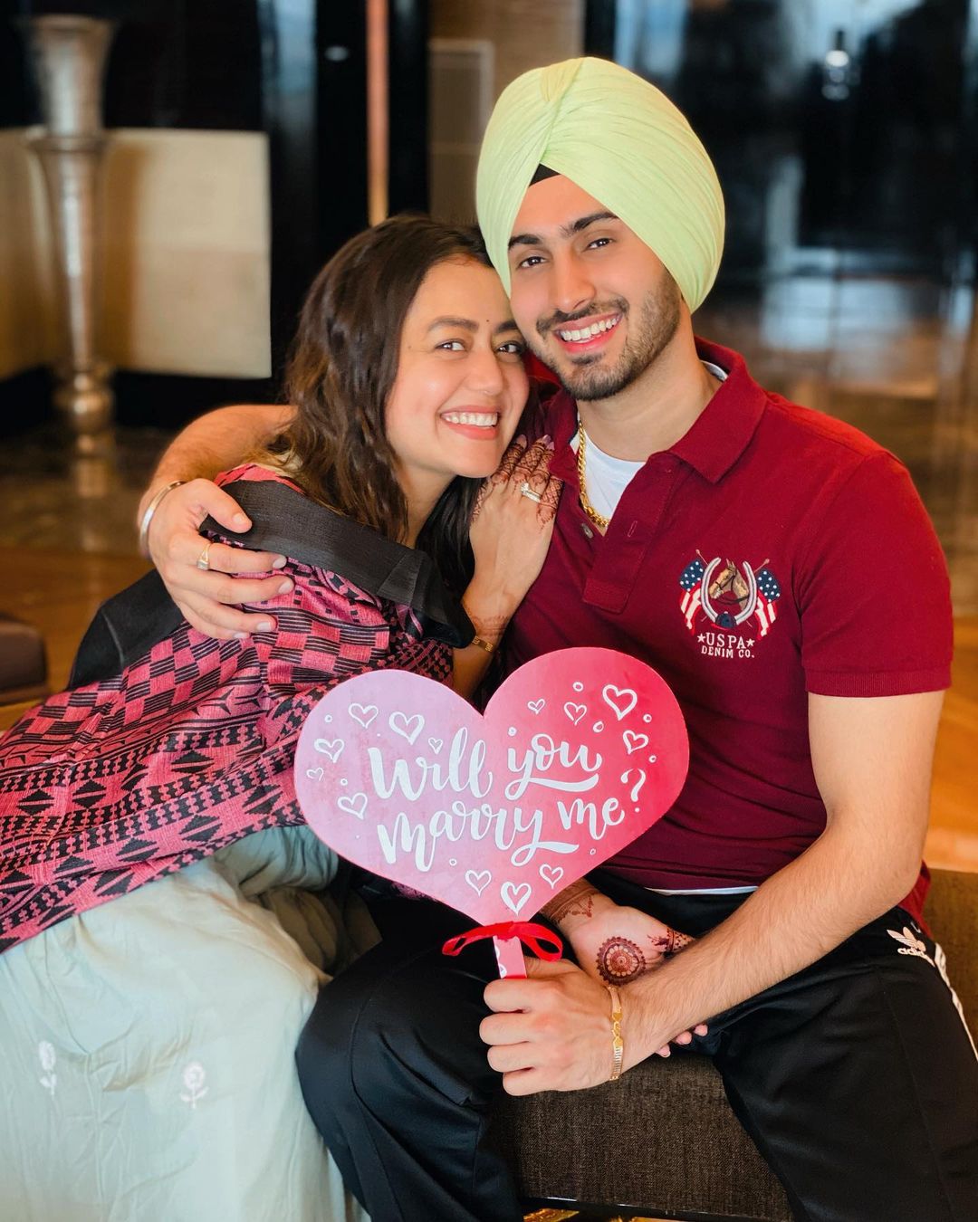 ਧਿਆਨ ਯੋਗ ਹੈ ਕਿ ਮਹਿੰਦੀ ਨੇਹਾ ਦੇ ਹੱਥ ਵਿਚ ਹੈ। ਫੋਟੋਆਂ ਵਿਚ, ਰੋਹਨ ਨੇ ਆਪਣੇ ਹੱਥ ਵਿਚ ਦਿਲ ਦੀ ਸ਼ਕਲ ਦਾ ਇਕ ਬੋਰਡ ਫੜਿਆ ਹੋਇਆ ਹੈ, ਜਿਸ ਵਿਚ ਲਿਖਿਆ ਹੈ 'ਵਿਲ ਯੂ ਮੈਰੀ ਮੈ' ਮਤਲਬ 'ਕੀ ਤੁਸੀਂ ਮੇਰੇ ਨਾਲ ਵਿਆਹ ਕਰੋਗੇ'। ਯਾਨੀ ਰੋਹਨ ਨੇਹਾ ਨੂੰ ਵਿਆਹ ਦਾ ਪ੍ਰਸਤਾਵ ਦਿੰਦੇ ਦਿਖਾਈ ਦਿੱਤੇ। ਫੋਟੋ ਸ਼ੇਅਰ ਕਰਦੇ ਹੋਏ ਨੇਹਾ ਨੇ ਕਿਹਾ ਹੈ ਕਿ ਇਹ ਫੋਟੋਆਂ ਉਸ ਸਮੇਂ ਦੀਆਂ ਹਨ ਜਦੋਂ ਰੋਹਨ ਨੇ ਉਸ ਨੂੰ ਪ੍ਰਪੋਜ ਕੀਤਾ ਸੀ। ਧਿਆਨ ਯੋਗ ਹੈ ਕਿ ਮਹਿੰਦੀ ਨੇਹਾ ਦੇ ਹੱਥ ਵਿਚ ਹੈ। ਫੋਟੋਆਂ ਵਿਚ, ਰੋਹਨ ਨੇ ਆਪਣੇ ਹੱਥ ਵਿਚ ਦਿਲ ਦੀ ਸ਼ਕਲ ਦਾ ਇਕ ਬੋਰਡ ਫੜਿਆ ਹੋਇਆ ਹੈ, ਜਿਸ ਵਿਚ ਲਿਖਿਆ ਹੈ 'ਵਿਲ ਯੂ ਮੈਰੀ ਮੈ' ਮਤਲਬ 'ਕੀ ਤੁਸੀਂ ਮੇਰੇ ਨਾਲ ਵਿਆਹ ਕਰੋਗੇ'। ਯਾਨੀ ਰੋਹਨ ਨੇਹਾ ਨੂੰ ਵਿਆਹ ਦਾ ਪ੍ਰਸਤਾਵ ਦਿੰਦੇ ਦਿਖਾਈ ਦਿੱਤੇ। ਫੋਟੋ ਸ਼ੇਅਰ ਕਰਦੇ ਹੋਏ ਨੇਹਾ ਨੇ ਕਿਹਾ ਹੈ ਕਿ ਇਹ ਫੋਟੋਆਂ ਉਸ ਸਮੇਂ ਦੀਆਂ ਹਨ ਜਦੋਂ ਰੋਹਨ ਨੇ ਉਸ ਨੂੰ ਪ੍ਰਪੋਜ ਕੀਤਾ ਸੀ।