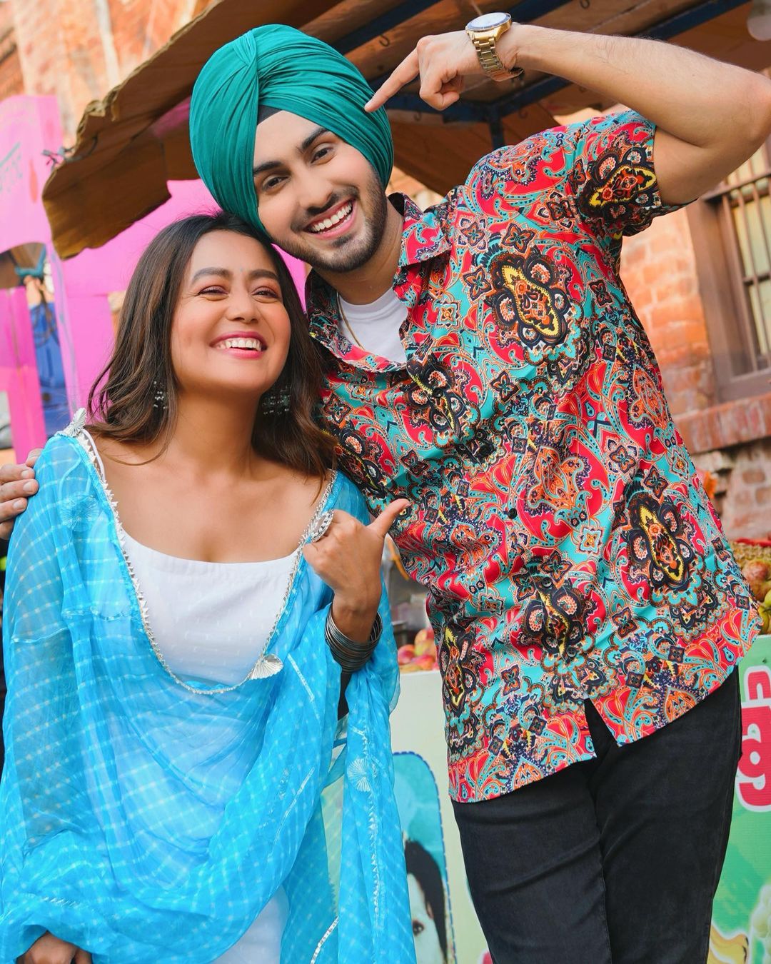 ਦਰਅਸਲ, ਨੇਹਾ ਨੇ ਆਪਣੀ ਇੰਸਟਾਗ੍ਰਾਮ ਸਟੋਰੀ 'ਤੇ ਇਕ ਫੋਟੋ ਸ਼ੇਅਰ ਕੀਤੀ ਹੈ, ਕੈਪਸ਼ਨ ਜੋ ਨੇਹਾ ਨੇ ਫੋਟੋ ਨਾਲ ਲਿਖਿਆ ਹੈ, ਇਹ ਦੱਸਣ ਲਈ ਕਾਫ਼ੀ ਹੈ ਕਿ ਨੇਹਾ ਦਾ ਵਿਆਹ ਦਿੱਲੀ ਵਿਚ ਹੋ ਰਿਹਾ ਹੈ ਅਤੇ ਉਹ ਆਪਣੇ ਪਰਿਵਾਰ ਨਾਲ ਦਿੱਲੀ ਲਈ ਰਵਾਨਾ ਹੋਈ ਹੈ। ਦਰਅਸਲ, ਨੇਹਾ ਨੇ ਆਪਣੀ ਇੰਸਟਾਗ੍ਰਾਮ ਸਟੋਰੀ 'ਤੇ ਇਕ ਫੋਟੋ ਸ਼ੇਅਰ ਕੀਤੀ ਹੈ, ਕੈਪਸ਼ਨ ਜੋ ਨੇਹਾ ਨੇ ਫੋਟੋ ਨਾਲ ਲਿਖਿਆ ਹੈ, ਇਹ ਦੱਸਣ ਲਈ ਕਾਫ਼ੀ ਹੈ ਕਿ ਨੇਹਾ ਦਾ ਵਿਆਹ ਦਿੱਲੀ ਵਿਚ ਹੋ ਰਿਹਾ ਹੈ ਅਤੇ ਉਹ ਆਪਣੇ ਪਰਿਵਾਰ ਨਾਲ ਦਿੱਲੀ ਲਈ ਰਵਾਨਾ ਹੋਈ ਹੈ।