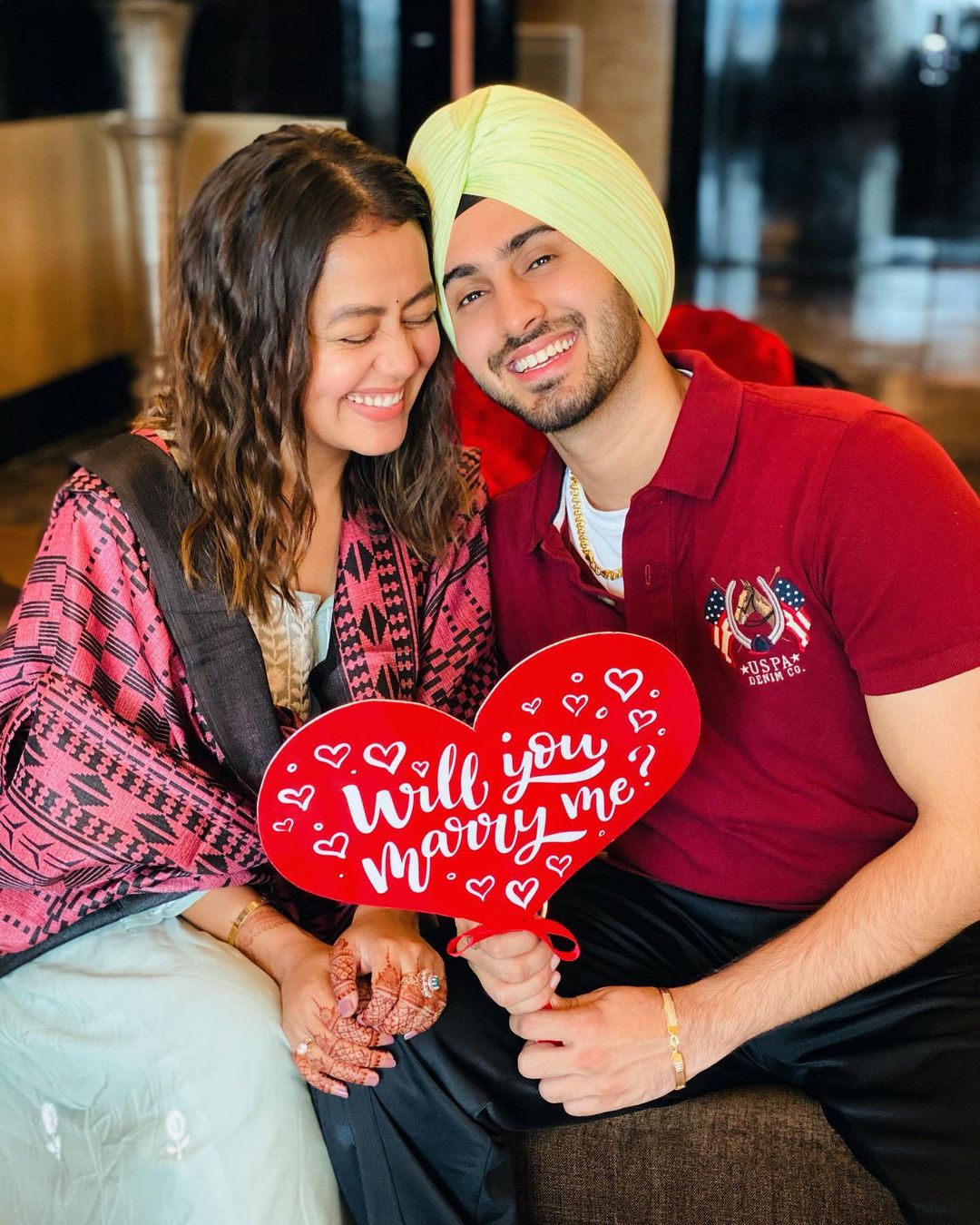 ਨੇਹਾ ਨੇ ਹਾਲ ਹੀ ਵਿੱਚ ਰੋਹਨਪ੍ਰੀਤ ਨਾਲ ਕੁਝ ਰੋਮਾਂਟਿਕ ਤਸਵੀਰਾਂ ਸ਼ੇਅਰ ਕੀਤੀਆਂ ਹਨ, ਜਿਸ ਵਿੱਚ ਦੋਵੇਂ ਕਾਫ਼ੀ ਖੁਸ਼ ਨਜ਼ਰ ਆ ਰਹੇ ਹਨ। ਇਨ੍ਹਾਂ ਤਸਵੀਰਾਂ ਵਿੱਚ ਨੇਹਾ ਅਤੇ ਰੋਹਨ ਇੱਕ ਦੂਜੇ ਦੇ ਨਾਲ ਬੈਠੇ ਹਨ ਅਤੇ ਨੇਹਾ ਨੂੰ ਸ਼ਰਮ ਆ ਰਹੀ ਹੈ। ਨੇਹਾ ਨੇ ਹਾਲ ਹੀ ਵਿੱਚ ਰੋਹਨਪ੍ਰੀਤ ਨਾਲ ਕੁਝ ਰੋਮਾਂਟਿਕ ਤਸਵੀਰਾਂ ਸ਼ੇਅਰ ਕੀਤੀਆਂ ਹਨ, ਜਿਸ ਵਿੱਚ ਦੋਵੇਂ ਕਾਫ਼ੀ ਖੁਸ਼ ਨਜ਼ਰ ਆ ਰਹੇ ਹਨ। ਇਨ੍ਹਾਂ ਤਸਵੀਰਾਂ ਵਿੱਚ ਨੇਹਾ ਅਤੇ ਰੋਹਨ ਇੱਕ ਦੂਜੇ ਦੇ ਨਾਲ ਬੈਠੇ ਹਨ ਅਤੇ ਨੇਹਾ ਨੂੰ ਸ਼ਰਮ ਆ ਰਹੀ ਹੈ।