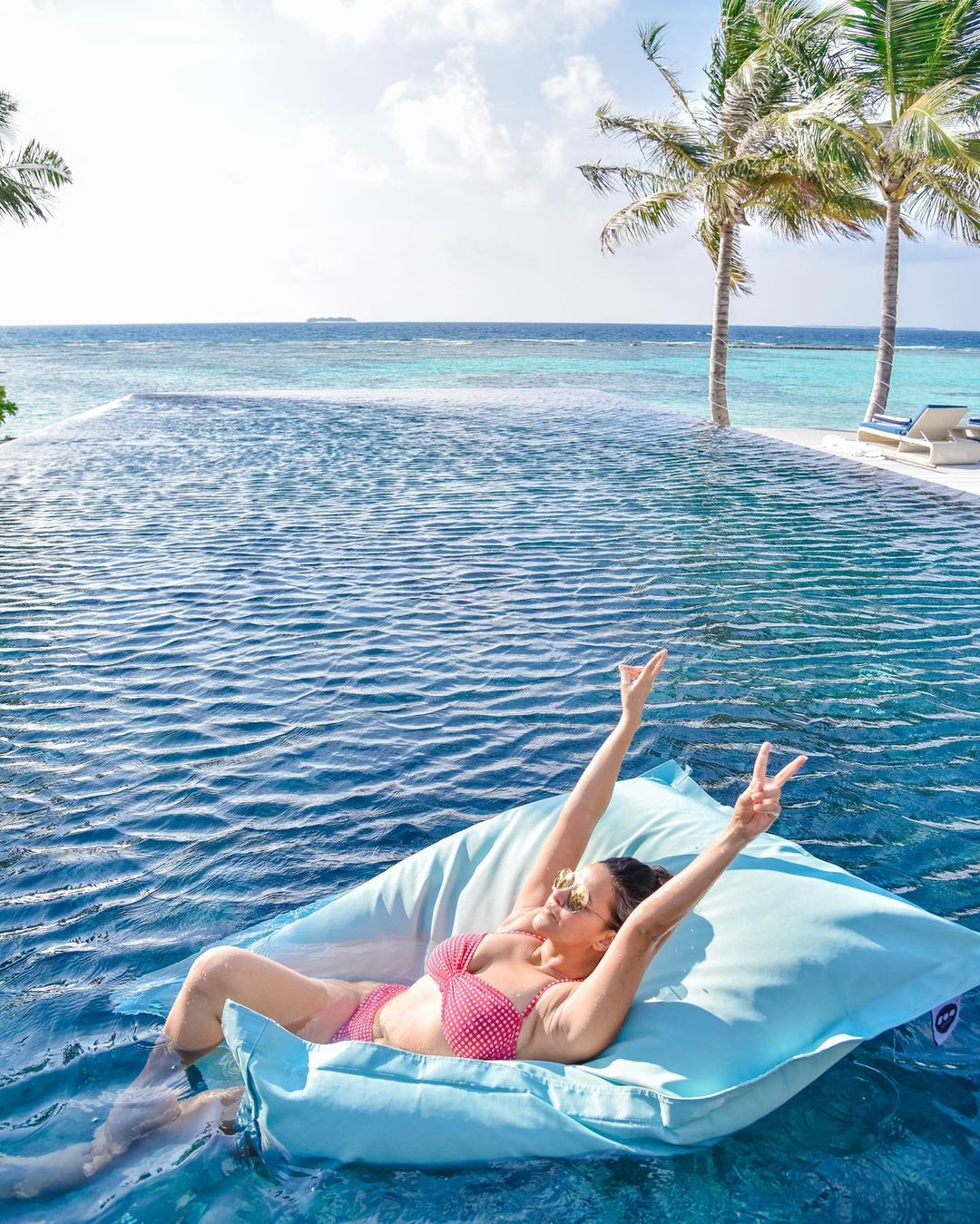  ਇਸ ਤੋਂ ਪਹਿਲਾਂ ਅੰਗਦ ਨਾਲ ਨੇਹਾ ਦੀਆਂ ਕੁਝ ਤਸਵੀਰਾਂ ਵਾਇਰਲ ਹੋਈਆਂ ਸਨ। ਜਿਸ ਨੂੰ ਉਸਨੇ ਬਹੁਤ ਹੀ ਦਿਲਚਸਪ ਢੰਗ ਨਾਲ ਸਾਂਝਾ ਕੀਤਾ ਸੀ। ਇਸ ਫੋਟੋ ਵਿਚ ਨੇਹਾ ਆਪਣੇ ਟੋਪੀ ਨਾਲ ਆਪਣਾ ਚਿਹਰਾ ਢੱਕੀ ਹੋਈ ਦਿਖਾ ਰਹੀ ਸੀ ਅਤੇ ਕੈਪਸ਼ਨ ਵਿਚ ਆਪਣੇ ਪਤੀ ਨੂੰ ਪੁੱਛਗਿੱਛ ਕਰ ਰਹੀ ਹੈ ਕਿ ਇਹ ਬਲੈਕ ਬਿਕਨੀ ਵਿਚ ਨਜ਼ਰ ਆ ਰਹੀ ਔਰਤ ਕੌਣ ਹੈ? (Photo Credit- @nehadhupia/Instagram)