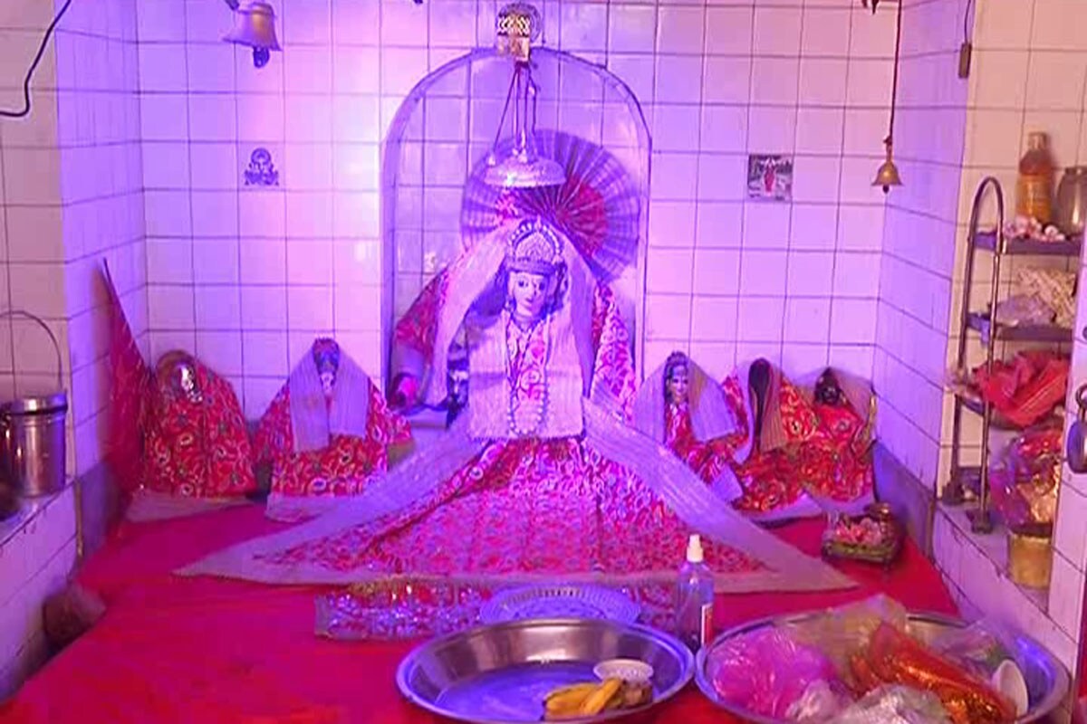 ਮਾਂ ਦੇ ਇਸ ਮੰਦਰ ਵਿੱਚ ਸੈਕੜਿਆਂ ਸਾਲ ਪੁਰਾਣੀ ਬ੍ਰਿਟਿਸ਼ਕਾਲੀਨ ਤਲਵਾਰ ਹੈ। ਮਾਂ ਦੇ ਦਰਸ਼ਨ ਕਰਨ ਆਉਣ ਵਾਲੇ ਲੋਕ ਤਲਵਾਰ ਨੂੰ ਪੂਜਦੇ ਹਨ। ਦੁਸ਼ਹਿਰੇ ਮੌਕੇ ਇਸ ਤਲਵਾਰ ਦੇ ਵਿਧੀਵਿਧਾਨ ਨਾਲ ਪੂਜਾ ਕੀਤੀ ਜਾਂਦੀ ਹੈ। ਮਾਂ ਦੇ ਇਸ ਮੰਦਰ ਵਿੱਚ ਸੈਕੜਿਆਂ ਸਾਲ ਪੁਰਾਣੀ ਬ੍ਰਿਟਿਸ਼ਕਾਲੀਨ ਤਲਵਾਰ ਹੈ। ਮਾਂ ਦੇ ਦਰਸ਼ਨ ਕਰਨ ਆਉਣ ਵਾਲੇ ਲੋਕ ਤਲਵਾਰ ਨੂੰ ਪੂਜਦੇ ਹਨ। ਦੁਸ਼ਹਿਰੇ ਮੌਕੇ ਇਸ ਤਲਵਾਰ ਦੇ ਵਿਧੀਵਿਧਾਨ ਨਾਲ ਪੂਜਾ ਕੀਤੀ ਜਾਂਦੀ ਹੈ।