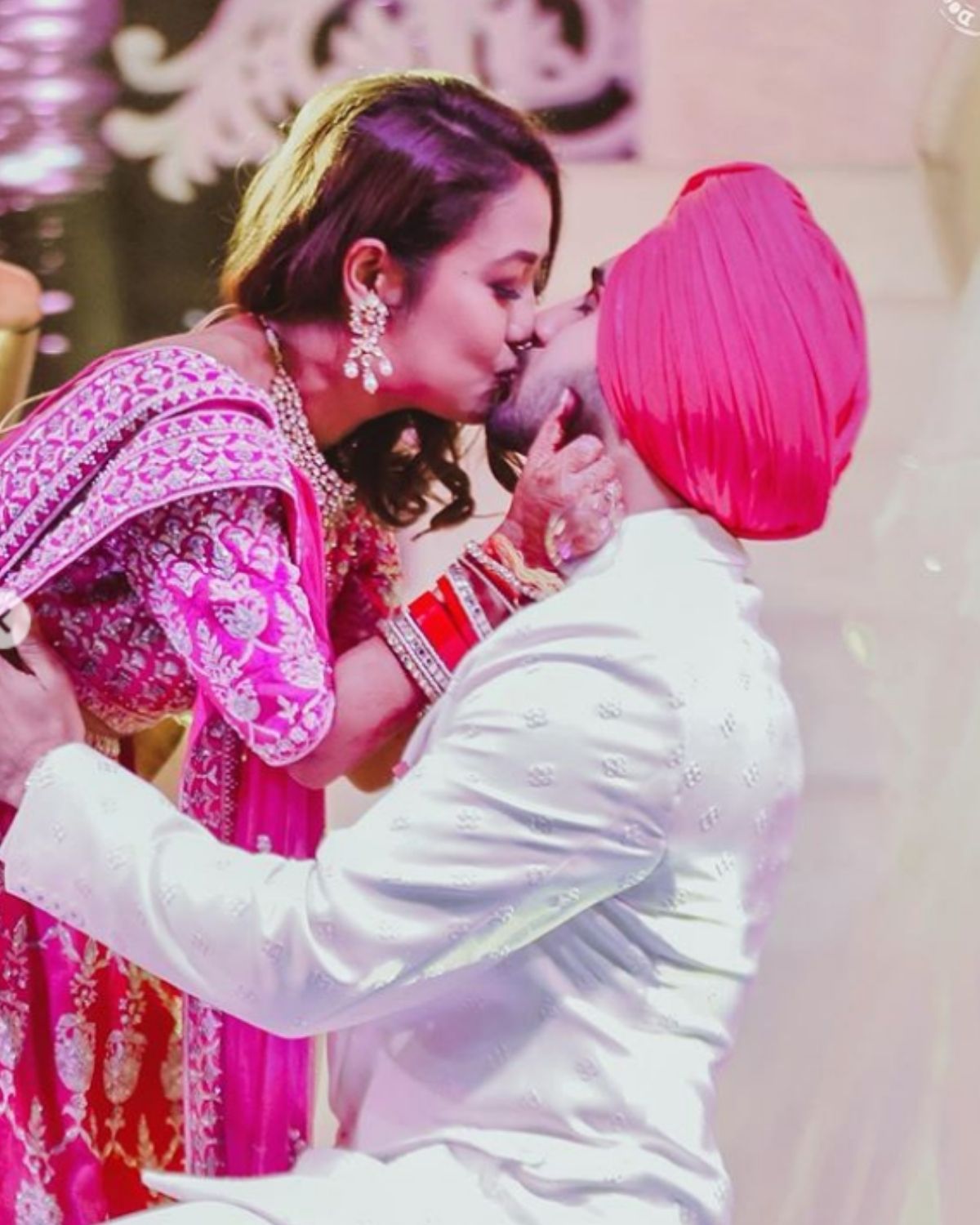 ਉਸੇ ਸਮੇਂ, ਉਹ ਰੋਹਨਪ੍ਰੀਤ ਨੂੰ ਸ਼ਰੇਆਮ KISS ਕਰ ਰਹੀ ਹੈ। ਦੋਵਾਂ ਦੀਆਂ ਇਨ੍ਹਾਂ ਤਸਵੀਰਾਂ ਨੇ ਸੋਸ਼ਲ ਮੀਡੀਆ 'ਤੇ ਤਹਿਲਕਾ ਮਚਾਇਆ ਹੋਇਆ ਹੈ। (Photo credit: instagram/@nehakakkar) ਉਸੇ ਸਮੇਂ, ਉਹ ਰੋਹਨਪ੍ਰੀਤ ਨੂੰ ਸ਼ਰੇਆਮ KISS ਕਰ ਰਹੀ ਹੈ। ਦੋਵਾਂ ਦੀਆਂ ਇਨ੍ਹਾਂ ਤਸਵੀਰਾਂ ਨੇ ਸੋਸ਼ਲ ਮੀਡੀਆ 'ਤੇ ਤਹਿਲਕਾ ਮਚਾਇਆ ਹੋਇਆ ਹੈ। (Photo credit: instagram/@nehakakkar)