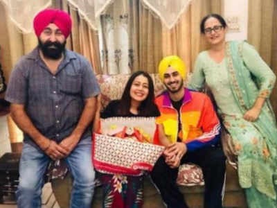  ਜ਼ਿਕਰਯੋਗ ਹੈ ਕਿ ਨੇਹਾ ਕੱਕੜ ਅਤੇ ਰੋਹਨਪ੍ਰੀਤ ਸਿੰਘ ਦੇ ਵਿਆਹ ਦੀਆਂ ਖਬਰਾਂ ਕਾਫੀ ਸਮੇਂ ਤੋਂ ਚਰਚਾ ਵਿਚ ਹੈ। ਇਸ ਦੌਰਾਨ ਦੋਵਾਂ ਦੀ ਇਕ ਨਵੀਂ ਫੋਟੋ ਸੋਸ਼ਲ ਮੀਡੀਆ 'ਤੇ ਵਾਇਰਲ ਹੋ ਰਹੀ ਹੈ। ਦਰਅਸਲ, ਨੇਹਾ ਅਤੇ ਰੋਹਨਪ੍ਰੀਤ ਦੀ ਫੋਟੋ ਇੰਸਟਾਗ੍ਰਾਮ 'ਤੇ ਇਕ ਫੈਨ ਨੇ ਸ਼ੇਅਰ ਕੀਤੀ ਹੈ, ਜਿਸ' ਚ ਦੋਵੇਂ ਸੋਫੇ 'ਤੇ ਬੈਠੇ ਹਨ ਅਤੇ ਉਨ੍ਹਾਂ ਦੇ ਹੱਥਾਂ' ਚ ਕੁਝ ਹੈ। ਨੇਹਾ ਇਸ ਸਮੇਂ ਕੈਜੁਅਲ ਲੁੱਕ 'ਚ ਨਜ਼ਰ ਆ ਰਹੀ ਹੈ। ਦੱਸਿਆ ਜਾ ਰਿਹਾ ਹੈ ਕਿ ਨੇਹਾ ਅਤੇ ਰੋਹਨਪ੍ਰੀਤ ਦੇ ਨਾਲ ਖੜ੍ਹੇ 2 ਵਿਅਕਤੀ ਰੋਹਨਪ੍ਰੀਤ ਦੇ ਮਾਪੇ ਹਨ।