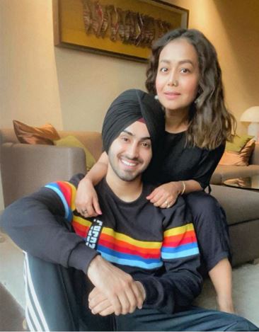  ਤੁਹਾਨੂੰ ਦੱਸ ਦੇਈਏ ਕਿ ਨੇਹਾ ਅਤੇ ਹਿਮਾਂਸ਼ 4 ਸਾਲਾਂ ਤੋਂ ਰਿਸ਼ਤੇ 'ਚ ਸਨ। ਦੋਵਾਂ ਦਾ ਸਾਲ 2018 'ਚ ਬ੍ਰੇਕਅਪ ਹੋਇਆ ਸੀ। ਨੇਹਾ ਨੇ ਖੁਦ ਸੋਸ਼ਲ ਮੀਡੀਆ ਰਾਹੀਂ ਆਪਣੇ ਰਿਸ਼ਤੇ ਟੁੱਟਣ ਦੀ ਖਬਰ ਦਿੱਤੀ। ਨੇਹਾ ਨੇ ਇਹ ਵੀ ਦੱਸਿਆ ਸੀ ਕਿ ਉਹ ਇਹ ਰਿਸ਼ਤਾ ਟੁੱਟਣ ਤੋਂ ਬਾਅਦ ਉਦਾਸੀ ਵਿੱਚ ਚਲੀ ਗਈ ਸੀ।