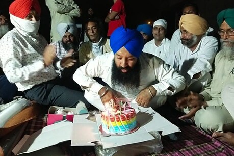 ਕਿਸਾਨਾਂ ਨੇ ਰੇਲ ਦੀ ਪਟੜੀ ਤੇ ਮਨਾਇਆ ਇੱਕ ਕਿਸਾਨ ਦਾ ਜਨਮ ਦਿਨ