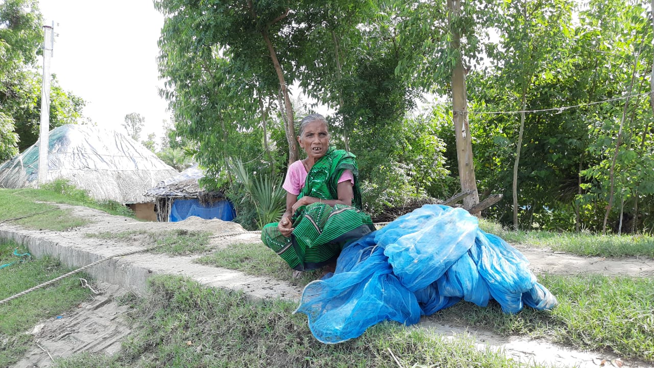  ਸਥਾਨਕ  ਲੋਕਾਂ ਨੇ ਉਸ ਨੂੰ ਇਸ ਮੱਛੀ ਨੂੰ ਬਾਜ਼ਾਰ ਤੱਕ ਲੈ ਜਾਣ ਵਿੱਚ ਉਸ ਦੀ ਮਦਦ ਕੀਤੀ। ਪਹਿਲਾਂ ਉਹ ਮੱਛੀ ਦਾ ਬੀਜ ਇਕੱਠਾ ਕਰਦੀ ਸੀ ਅਤੇ ਕਈ ਵਾਰ ਉਹਨੂੰ ਆਪਣੀ ਜਾਲ ਵਿੱਚ ਛੋਟੀ ਮੱਛਲੀਆਂ ਵੀ ਮਿਲ ਜਾਂਦੀ ਸੀ।