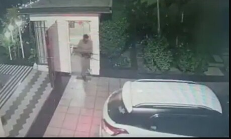 ਬੇਕਾਬੂ ਕਾਰ AAP ਨੇਤਾ ਦੇ ਘਰ ਦਾ ਗੇਟ ਤੋਡ਼ ਕੇ ਅੰਦਰ ਦਾਖਲ ਹੋਈ ਤਾਂ ਗਾਰਡ ਨੇ ਕਰ ਦਿੱਤੀ ਫਾਈਰਿੰਗ, ਵੇਖੋ Video