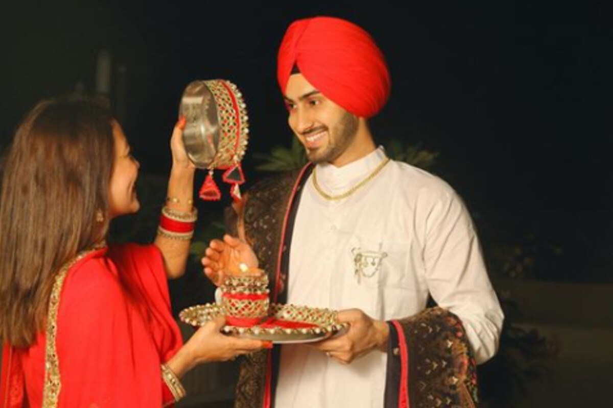 ਬਾਲੀਵੁੱਡ ਦੀ ਮਸ਼ਹੂਰ ਗਾਇਕਾ ਨੇਹਾ ਕੱਕੜ ਆਪਣੇ ਵਿਆਹ ਦੇ ਕਾਰਨ ਸੁਰਖੀਆਂ ਵਿੱਚ ਸਨ। ਵਿਆਹ ਤੋਂ ਬਾਅਦ ਨੇਹਾ ਕੱਕੜ ਨੇ ਆਪਣਾ ਪਹਿਲਾ ਕਰਵਾ ਚੌਥ ਮਨਾਇਆ ਅਤੇ ਆਪਣੇ ਪਤੀ ਯਾਨੀ ਪੰਜਾਬੀ ਗਾਇਕਾ ਰੋਹਨਪ੍ਰੀਤ ਸਿੰਘ ਦੀ ਲੰਬੀ ਉਮਰ ਲਈ ਪ੍ਰਾਰਥਨਾ ਕੀਤੀ। ਫੋਟੋ -@nehakakkar/Instagram ਬਾਲੀਵੁੱਡ ਦੀ ਮਸ਼ਹੂਰ ਗਾਇਕਾ ਨੇਹਾ ਕੱਕੜ ਆਪਣੇ ਵਿਆਹ ਦੇ ਕਾਰਨ ਸੁਰਖੀਆਂ ਵਿੱਚ ਸਨ। ਵਿਆਹ ਤੋਂ ਬਾਅਦ ਨੇਹਾ ਕੱਕੜ ਨੇ ਆਪਣਾ ਪਹਿਲਾ ਕਰਵਾ ਚੌਥ ਮਨਾਇਆ ਅਤੇ ਆਪਣੇ ਪਤੀ ਯਾਨੀ ਪੰਜਾਬੀ ਗਾਇਕਾ ਰੋਹਨਪ੍ਰੀਤ ਸਿੰਘ ਦੀ ਲੰਬੀ ਉਮਰ ਲਈ ਪ੍ਰਾਰਥਨਾ ਕੀਤੀ। ਫੋਟੋ -@nehakakkar/Instagram