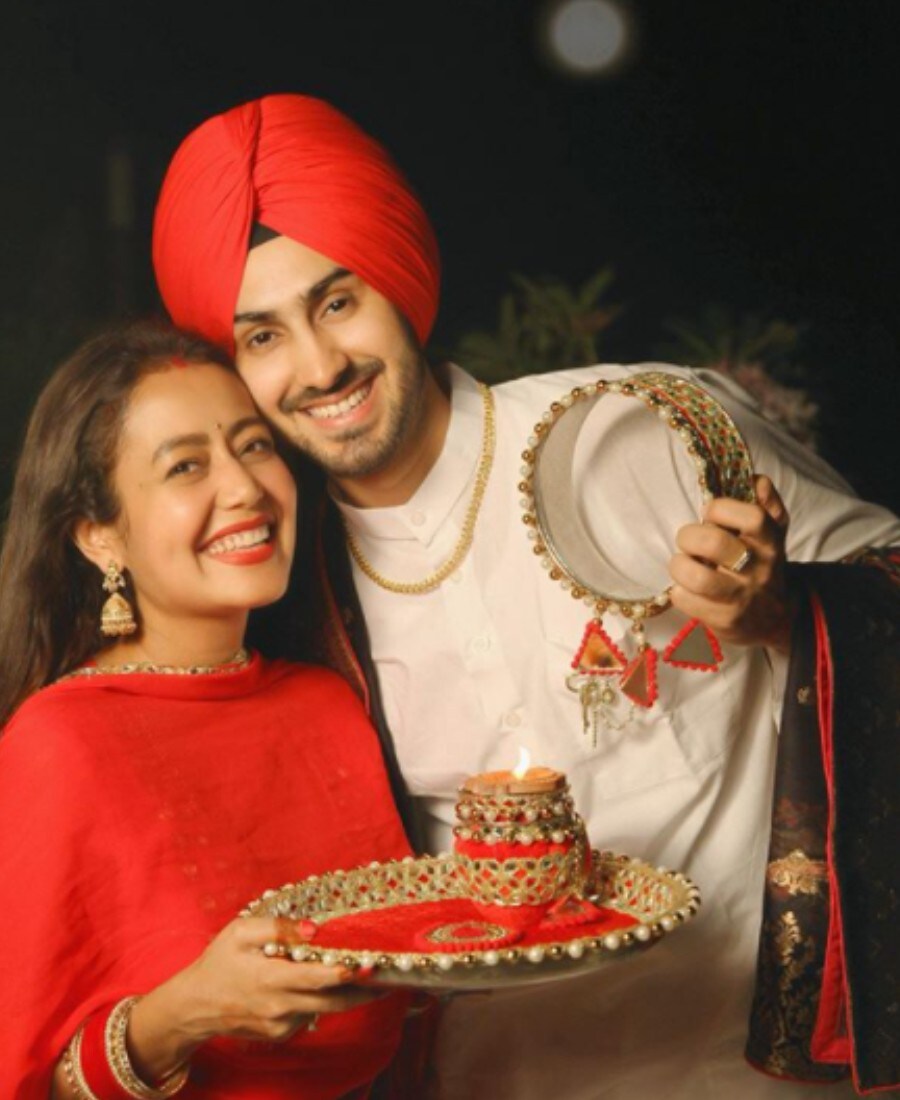 ਨੇਹਾ ਕੱਕੜ ਨੇ ਕਰਵਾਚੌਥ ਮੌਕੇ ਪ੍ਰਸ਼ੰਸਕਾਂ ਲਈ ਇੱਕ ਵੀਡੀਓ ਸਾਂਝਾ ਕੀਤਾ ਗਿਆ ਸੀ, ਪਰ ਵੀਡੀਓ ਤੋਂ ਵੱਧ ਪ੍ਰਸ਼ੰਸਕਾਂ ਨੇਹਾ ਦੇ ਕਰਨ ਚੌਥ ਦੀਆਂ ਤਸਵੀਰਾਂ ਦਾ ਇੰਤਜ਼ਾਰ ਕਰ ਰਹੇ ਸਨ। ਇਹ ਫੋਟੋਆਂ ਨੇਹਾ ਨੇ ਆਪਣੇ ਪ੍ਰਸ਼ੰਸਕਾਂ ਲਈ ਇੰਸਟਾਗ੍ਰਾਮ 'ਤੇ ਸ਼ੇਅਰ ਕੀਤੀਆਂ ਹਨ। ਫੋਟੋ - @nehakakkar/Instagram ਨੇਹਾ ਕੱਕੜ ਨੇ ਕਰਵਾਚੌਥ ਮੌਕੇ ਪ੍ਰਸ਼ੰਸਕਾਂ ਲਈ ਇੱਕ ਵੀਡੀਓ ਸਾਂਝਾ ਕੀਤਾ ਗਿਆ ਸੀ, ਪਰ ਵੀਡੀਓ ਤੋਂ ਵੱਧ ਪ੍ਰਸ਼ੰਸਕਾਂ ਨੇਹਾ ਦੇ ਕਰਨ ਚੌਥ ਦੀਆਂ ਤਸਵੀਰਾਂ ਦਾ ਇੰਤਜ਼ਾਰ ਕਰ ਰਹੇ ਸਨ। ਇਹ ਫੋਟੋਆਂ ਨੇਹਾ ਨੇ ਆਪਣੇ ਪ੍ਰਸ਼ੰਸਕਾਂ ਲਈ ਇੰਸਟਾਗ੍ਰਾਮ 'ਤੇ ਸ਼ੇਅਰ ਕੀਤੀਆਂ ਹਨ। ਫੋਟੋ - @nehakakkar/Instagram