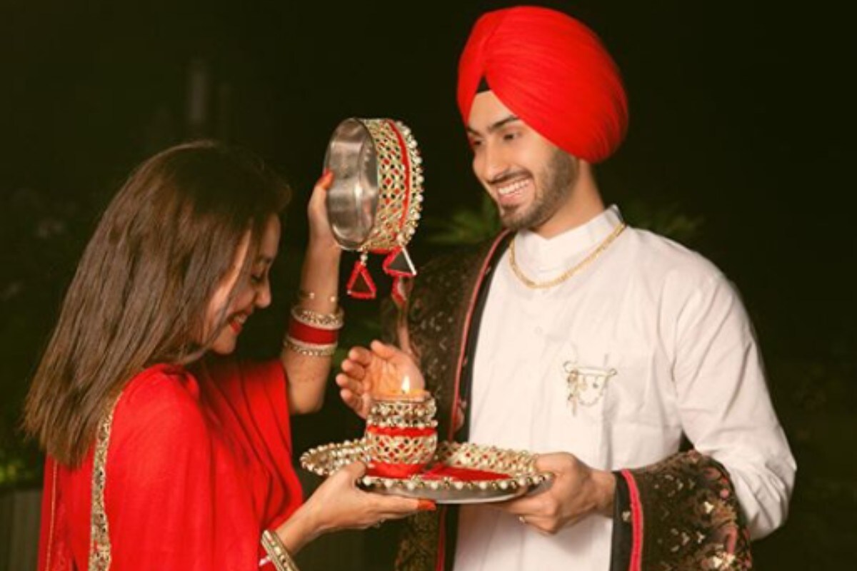 ਨੇਹਾ ਕੱਕੜ ਕਰਵਾਚੌਥ ਮੌਕੇ ਇਸ ਤਰ੍ਹਾਂ ਤਿਆਰ ਹੋਈ ਸੀ ਕਿ ਰੋਹਨਪ੍ਰੀਤ ਸਿੰਘ ਉਸ ਤੋਂ ਆਪਣੀਆਂ ਅੱਖਾਂ ਨਹੀਂ ਹਟਾ ਸਕੇ। ਇਕ-ਦੋ ਨਹੀਂ ਨੇਹਾ ਨੇ ਬਹੁਤ ਸਾਰੀਆਂ ਤਸਵੀਰਾਂ ਸ਼ੇਅਰ ਕੀਤੀਆਂ, ਜਿਨ੍ਹਾਂ ਨੂੰ ਲੋਕ ਬਹੁਤ ਪਸੰਦ ਕਰ ਰਹੇ ਹਨ। ਫੋਟੋ - @nehakakkar/Instagram ਨੇਹਾ ਕੱਕੜ ਕਰਵਾਚੌਥ ਮੌਕੇ ਇਸ ਤਰ੍ਹਾਂ ਤਿਆਰ ਹੋਈ ਸੀ ਕਿ ਰੋਹਨਪ੍ਰੀਤ ਸਿੰਘ ਉਸ ਤੋਂ ਆਪਣੀਆਂ ਅੱਖਾਂ ਨਹੀਂ ਹਟਾ ਸਕੇ। ਇਕ-ਦੋ ਨਹੀਂ ਨੇਹਾ ਨੇ ਬਹੁਤ ਸਾਰੀਆਂ ਤਸਵੀਰਾਂ ਸ਼ੇਅਰ ਕੀਤੀਆਂ, ਜਿਨ੍ਹਾਂ ਨੂੰ ਲੋਕ ਬਹੁਤ ਪਸੰਦ ਕਰ ਰਹੇ ਹਨ। ਫੋਟੋ - @nehakakkar/Instagram