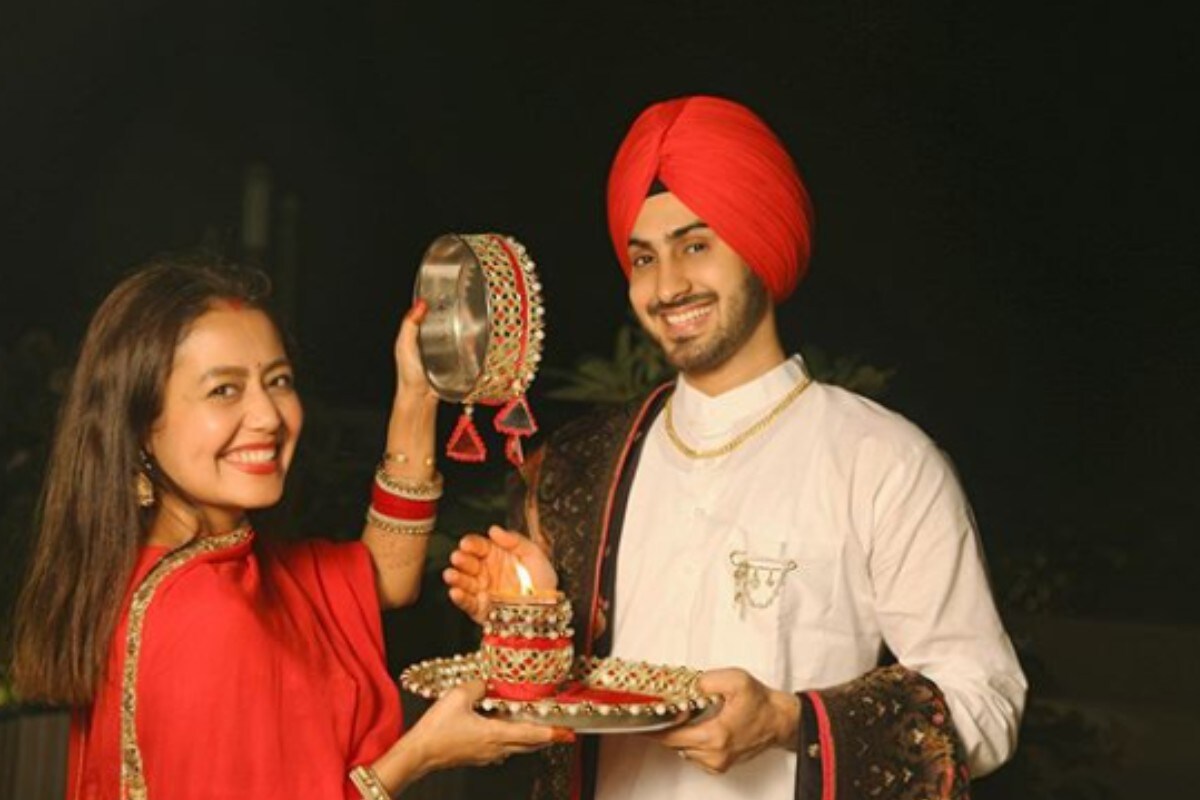 ਨੇਹਾ ਕੱਕੜ ਨੇ ਰੋਣਪ੍ਰੀਤ ਨੂੰ ਛਲਣੀ ਵਿਚੋਂ ਇਸ ਤਰ੍ਹਾਂ ਵੇਖਿਆ ਕਿ ਉਸ ਦਾ ਹਾਸਾ ਨਿਕਲ ਗਿਆ। ਨੇਹਾ ਨੇ ਇਹ ਤਿਉਹਾਰ ਪੂਰੇ ਰਿਵਾਜ ਨਾਲ ਪੂਰਾ ਕੀਤਾ। ਫੋਟੋ -@nehakakkar/Instagram ਨੇਹਾ ਕੱਕੜ ਨੇ ਰੋਣਪ੍ਰੀਤ ਨੂੰ ਛਲਣੀ ਵਿਚੋਂ ਇਸ ਤਰ੍ਹਾਂ ਵੇਖਿਆ ਕਿ ਉਸ ਦਾ ਹਾਸਾ ਨਿਕਲ ਗਿਆ। ਨੇਹਾ ਨੇ ਇਹ ਤਿਉਹਾਰ ਪੂਰੇ ਰਿਵਾਜ ਨਾਲ ਪੂਰਾ ਕੀਤਾ। ਫੋਟੋ -@nehakakkar/Instagram