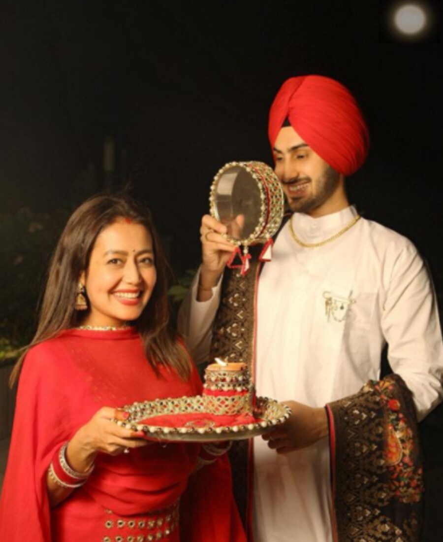 ਇੱਕ ਤਸਵੀਰ ਵਿੱਚ ਰੋਹਨਪ੍ਰੀਤ ਨੇਹਾ ਨੂੰ ਛਲਣੀ ਰਾਹੀਂ ਵੀ ਵੇਖ ਰਹੇ ਹਨ। ਅਜਿਹੀ ਸਥਿਤੀ ਵਿੱਚ ਪ੍ਰਸ਼ੰਸਕ ਕਿਆਸ ਲਗਾ ਰਹੇ ਹਨ ਕਿ ਰੋਹਨਪ੍ਰੀਤ ਸਿੰਘ ਨੇ ਵੀ ਨੇਹਾ ਕੱਕੜ ਲਈ ਕਰਵਾਚੌਥ ਦਾ ਵਰਤ ਰੱਖਿਆ ਸੀ। ਫੋਟੋ - @nehakakkar/Instagram ਇੱਕ ਤਸਵੀਰ ਵਿੱਚ ਰੋਹਨਪ੍ਰੀਤ ਨੇਹਾ ਨੂੰ ਛਲਣੀ ਰਾਹੀਂ ਵੀ ਵੇਖ ਰਹੇ ਹਨ। ਅਜਿਹੀ ਸਥਿਤੀ ਵਿੱਚ ਪ੍ਰਸ਼ੰਸਕ ਕਿਆਸ ਲਗਾ ਰਹੇ ਹਨ ਕਿ ਰੋਹਨਪ੍ਰੀਤ ਸਿੰਘ ਨੇ ਵੀ ਨੇਹਾ ਕੱਕੜ ਲਈ ਕਰਵਾਚੌਥ ਦਾ ਵਰਤ ਰੱਖਿਆ ਸੀ। ਫੋਟੋ - @nehakakkar/Instagram