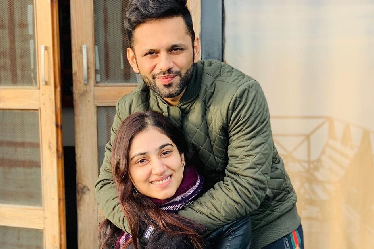 ਦਿਸ਼ਾ ਪਰਮਾਰ ਇਕ ਟੀਵੀ ਅਦਾਕਾਰਾ ਹੈ। ਛੋਟੇ ਪਰਦੇ ਦੀ ਇਹ ਮਸ਼ਹੂਰ ਅਦਾਕਾਰਾ ਅੱਜ ਆਪਣਾ 28 ਵਾਂ ਜਨਮਦਿਨ ਮਨਾ ਰਹੀ ਹੈ। ਉਸ ਦਾ ਜਨਮ 11 ਅਕਤੂਬਰ 1992 ਨੂੰ ਦਿੱਲੀ ਵਿਚ ਹੋਇਆ ਸੀ। ਦਿਸ਼ਾ ਨੇ ਆਪਣੇ ਕਰੀਅਰ ਦੀ ਸ਼ੁਰੂਆਤ ਇੱਕ ਮਾਡਲ ਦੇ ਰੂਪ ਵਿੱਚ ਕੀਤੀ। ਉਨ੍ਹਾਂ ਛੋਟੇ ਪਰਦੇ 'ਤੇ ਆਪਣੀ ਸ਼ੁਰੂਆਤ 17 ਸਾਲ ਦੀ ਉਮਰ ਵਿਚ ਟੀਵੀ ਸ਼ੋਅ 'ਪਿਆਰ ਕਾ ਦਰਦ ਹੈ ਮੀਠਾ ਮੀਠਾ ਪਿਆਰੇ ਪਿਆਰਾ' ਤੋਂ ਕੀਤੀ ਸੀ। (ਫੋਟੋ Instagram @rahulvaidyarkv) ਦਿਸ਼ਾ ਪਰਮਾਰ ਇਕ ਟੀਵੀ ਅਦਾਕਾਰਾ ਹੈ। ਛੋਟੇ ਪਰਦੇ ਦੀ ਇਹ ਮਸ਼ਹੂਰ ਅਦਾਕਾਰਾ ਅੱਜ ਆਪਣਾ 28 ਵਾਂ ਜਨਮਦਿਨ ਮਨਾ ਰਹੀ ਹੈ। ਉਸ ਦਾ ਜਨਮ 11 ਅਕਤੂਬਰ 1992 ਨੂੰ ਦਿੱਲੀ ਵਿਚ ਹੋਇਆ ਸੀ। ਦਿਸ਼ਾ ਨੇ ਆਪਣੇ ਕਰੀਅਰ ਦੀ ਸ਼ੁਰੂਆਤ ਇੱਕ ਮਾਡਲ ਦੇ ਰੂਪ ਵਿੱਚ ਕੀਤੀ। ਉਨ੍ਹਾਂ ਛੋਟੇ ਪਰਦੇ 'ਤੇ ਆਪਣੀ ਸ਼ੁਰੂਆਤ 17 ਸਾਲ ਦੀ ਉਮਰ ਵਿਚ ਟੀਵੀ ਸ਼ੋਅ 'ਪਿਆਰ ਕਾ ਦਰਦ ਹੈ ਮੀਠਾ ਮੀਠਾ ਪਿਆਰੇ ਪਿਆਰਾ' ਤੋਂ ਕੀਤੀ ਸੀ। (ਫੋਟੋ Instagram @rahulvaidyarkv)