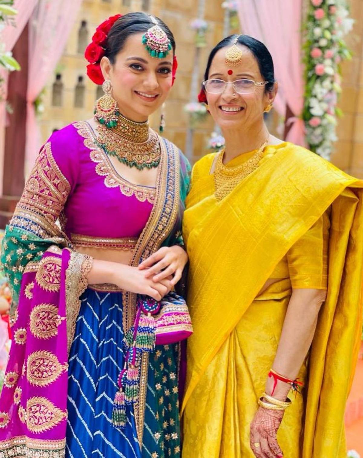 ਕੰਗਨਾ ਦਾ ਲੁੱਕ ਇੰਨਾ ਭਾਰਾ ਸੀ, ਉਥੇ ਕੰਗਨਾ ਨੇ ਆਪਣਾ ਮੇਕਅਪ ਬਿਲਕੁਲ ਕੁਦਰਤੀ ਰੱਖਿਆ। (Photos- @kanganaranaut/Instagram) ਕੰਗਨਾ ਦਾ ਲੁੱਕ ਇੰਨਾ ਭਾਰਾ ਸੀ, ਉਥੇ ਕੰਗਨਾ ਨੇ ਆਪਣਾ ਮੇਕਅਪ ਬਿਲਕੁਲ ਕੁਦਰਤੀ ਰੱਖਿਆ। (Photos- @kanganaranaut/Instagram)