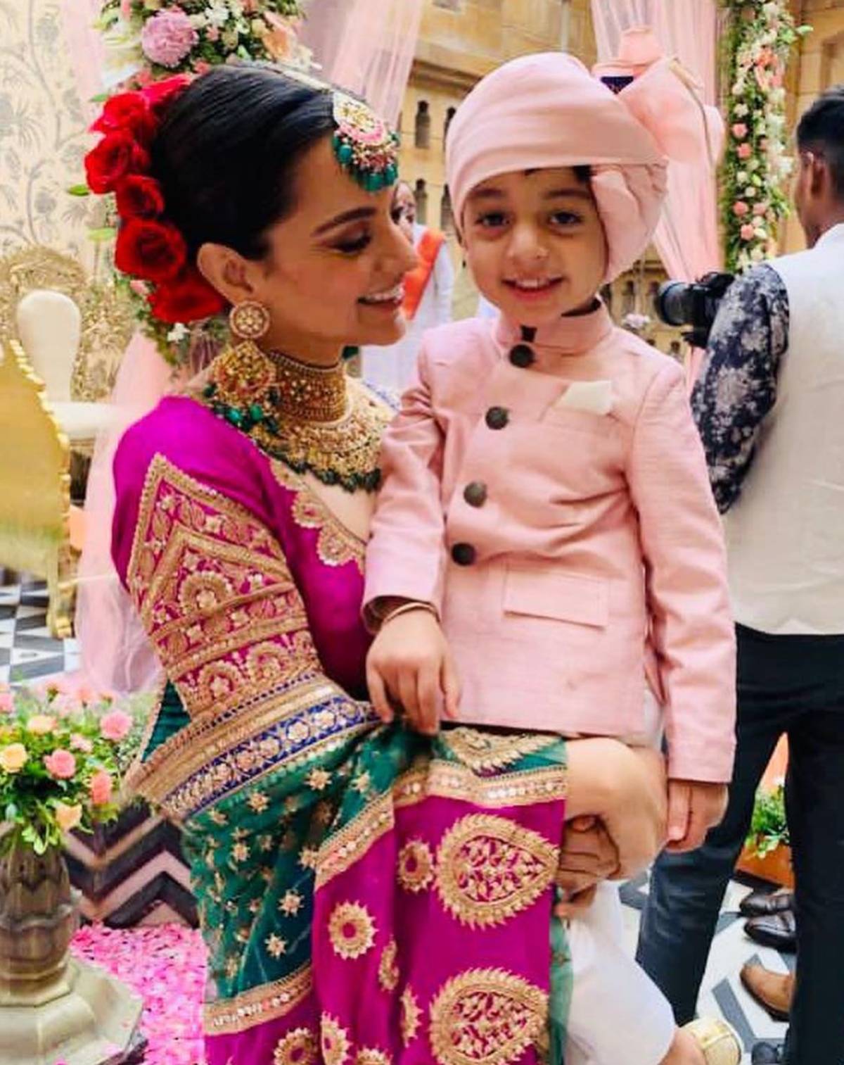ਹੋਟਲ ਵਿੱਚ ਰਾਜਸਥਾਨੀ ਲੋਕ ਨਾਚ ਮੌਕੇ ਮਹਿਮਾਨ ਨੇ ਖੂਬ ਡਾਂਸ ਕੀਤਾ। ਮਹਿਮਾਨਾਂ ਨੇ ਰਾਜਸਥਾਨੀ ਪਕਵਾਨ ਕਾਫ਼ੀ ਪਸੰਦ ਕੀਤਾ। ਸਾਰਾ ਵਿਆਹ ਸਮਾਰੋਹ ਰਾਜਸਥਾਨੀ ਰਾਜਵਾੜੀ ਥੀਮ 'ਤੇ ਸੀ। ਇਸ ਸਮੇਂ ਦੌਰਾਨ ਹੋਟਲ ਨੂੰ ਰਾਜਸਥਾਨੀ ਥੀਮ 'ਤੇ ਸਜਾਇਆ ਗਿਆ। ਕੰਗਨਾ ਆਪਣੀ ਭੈਣ ਰੰਗੋਲੀ ਦੇ ਬੇਟੇ ਪ੍ਰਿਥਵੀਰਾਜ ਨਾਲ। (Photos- @kanganaranaut/Instagram) ਹੋਟਲ ਵਿੱਚ ਰਾਜਸਥਾਨੀ ਲੋਕ ਨਾਚ ਮੌਕੇ ਮਹਿਮਾਨ ਨੇ ਖੂਬ ਡਾਂਸ ਕੀਤਾ। ਮਹਿਮਾਨਾਂ ਨੇ ਰਾਜਸਥਾਨੀ ਪਕਵਾਨ ਕਾਫ਼ੀ ਪਸੰਦ ਕੀਤਾ। ਸਾਰਾ ਵਿਆਹ ਸਮਾਰੋਹ ਰਾਜਸਥਾਨੀ ਰਾਜਵਾੜੀ ਥੀਮ 'ਤੇ ਸੀ। ਇਸ ਸਮੇਂ ਦੌਰਾਨ ਹੋਟਲ ਨੂੰ ਰਾਜਸਥਾਨੀ ਥੀਮ 'ਤੇ ਸਜਾਇਆ ਗਿਆ। ਕੰਗਨਾ ਆਪਣੀ ਭੈਣ ਰੰਗੋਲੀ ਦੇ ਬੇਟੇ ਪ੍ਰਿਥਵੀਰਾਜ ਨਾਲ। (Photos- @kanganaranaut/Instagram)