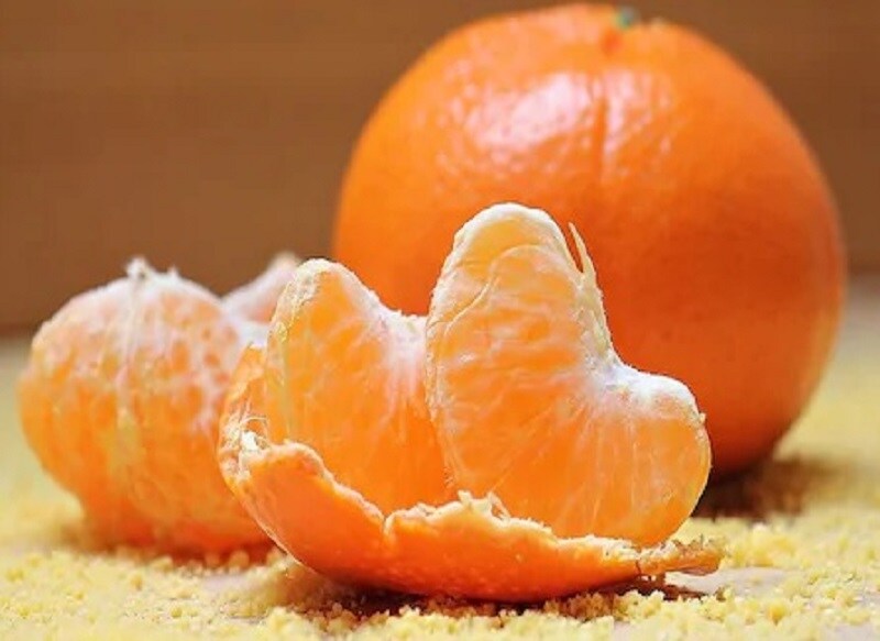 <strong>ਸੰਤਰਾ (Orange)</strong><br /> ਮਾਹਰਾਂ ਦੁਆਰਾ ਨਿੰਬੂ ਸਮੇਤ ਸਾਰੇ ਖੱਟੇ ਫਲਾਂ ਨੂੰ ਸੁਪਰਫੂਡਜ਼ ਕਿਹਾ ਜਾਂਦਾ ਹੈ। ਦਰਅਸਲ, ਅਮੈਰੀਕਨ ਡਾਇਬਟੀਜ਼ ਐਸੋਸੀਏਸ਼ਨ ਨਿੰਬੂ ਸਮੇਤ ਸਾਰੇ ਖੱਟੇ ਫਲਾਂ ਨੂੰ 'ਡਾਇਬਟੀਜ਼ ਸੁਪਰਫੂਡਜ਼' ਮੰਨਦਾ ਹੈ। ਸੰਤਰੇ ਨੂੰ ਸਲਾਦ ਜਾਂ ਘਰੇਲੂ ਰਸ ਵਿਚ ਸ਼ਾਮਿਲ ਕਰ ਸਕਦੇ ਹਨ। <strong>ਸੰਤਰਾ (Orange)</strong><br /> ਮਾਹਰਾਂ ਦੁਆਰਾ ਨਿੰਬੂ ਸਮੇਤ ਸਾਰੇ ਖੱਟੇ ਫਲਾਂ ਨੂੰ ਸੁਪਰਫੂਡਜ਼ ਕਿਹਾ ਜਾਂਦਾ ਹੈ। ਦਰਅਸਲ, ਅਮੈਰੀਕਨ ਡਾਇਬਟੀਜ਼ ਐਸੋਸੀਏਸ਼ਨ ਨਿੰਬੂ ਸਮੇਤ ਸਾਰੇ ਖੱਟੇ ਫਲਾਂ ਨੂੰ 'ਡਾਇਬਟੀਜ਼ ਸੁਪਰਫੂਡਜ਼' ਮੰਨਦਾ ਹੈ। ਸੰਤਰੇ ਨੂੰ ਸਲਾਦ ਜਾਂ ਘਰੇਲੂ ਰਸ ਵਿਚ ਸ਼ਾਮਿਲ ਕਰ ਸਕਦੇ ਹਨ।