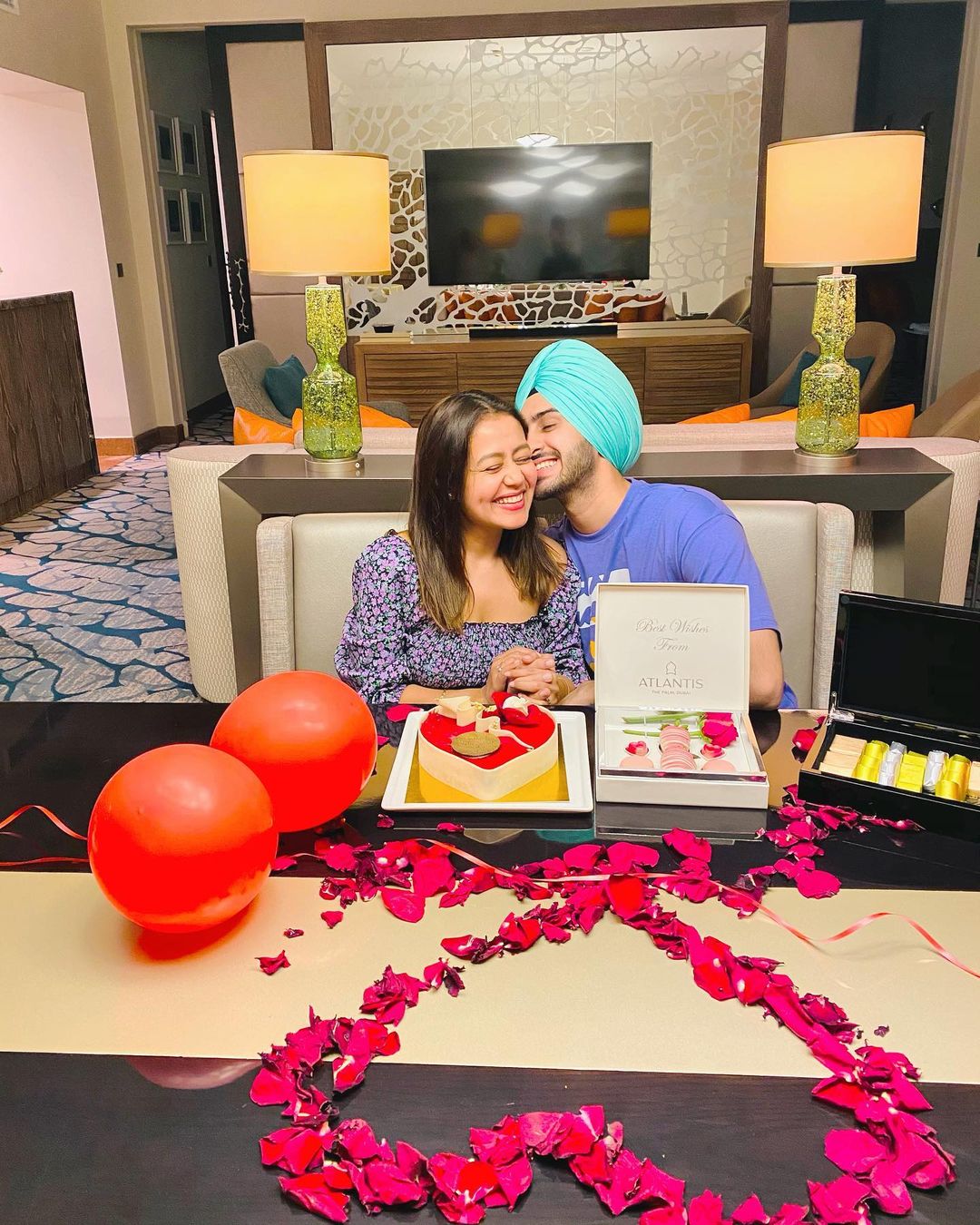 ਹਾਲ ਹੀ ਵਿੱਚ ਦੁਬਈ ਵਿੱਚ ਹਨੀਮੂਨ ਦੌਰੇ ‘ਤੇ ਆਏ ਪੰਜਾਬੀ ਗਾਇਕ ਰੋਹਨ ਪ੍ਰੀਤ ਸਿੰਘ ਨਾਲ ਵਿਆਹ ਕਰਵਾ ਲਿਆ ਹੈ। ਨੇਹਾ ਨੇ ਆਪਣੀ ਹਨੀਮੂਨ ਟਰਿੱਪ ਦੀਆਂ ਫੋਟੋਆਂ ਇੰਸਟਾਗ੍ਰਾਮ 'ਤੇ ਸ਼ੇਅਰ ਕੀਤੀਆਂ, ਜੋ ਵਾਇਰਲ ਹੋ ਰਹੀਆਂ ਹਨ। (Photo Credit- @nehakakkar/Instagram) ਹਾਲ ਹੀ ਵਿੱਚ ਦੁਬਈ ਵਿੱਚ ਹਨੀਮੂਨ ਦੌਰੇ ‘ਤੇ ਆਏ ਪੰਜਾਬੀ ਗਾਇਕ ਰੋਹਨ ਪ੍ਰੀਤ ਸਿੰਘ ਨਾਲ ਵਿਆਹ ਕਰਵਾ ਲਿਆ ਹੈ। ਨੇਹਾ ਨੇ ਆਪਣੀ ਹਨੀਮੂਨ ਟਰਿੱਪ ਦੀਆਂ ਫੋਟੋਆਂ ਇੰਸਟਾਗ੍ਰਾਮ 'ਤੇ ਸ਼ੇਅਰ ਕੀਤੀਆਂ, ਜੋ ਵਾਇਰਲ ਹੋ ਰਹੀਆਂ ਹਨ। (Photo Credit- @nehakakkar/Instagram)