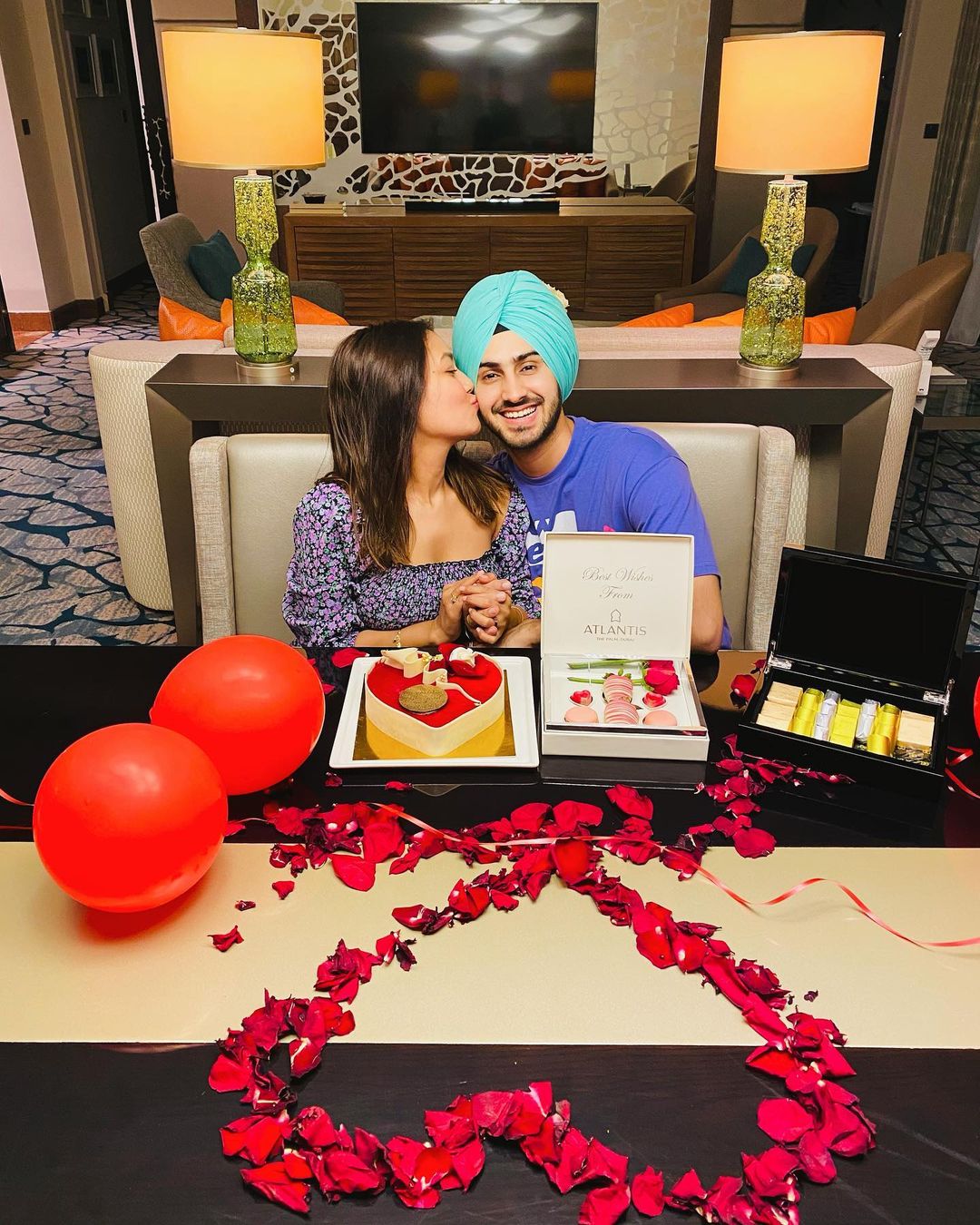 ਆਪਣੇ ਇੰਸਟਾਗ੍ਰਾਮ ਅਕਾਊਂਟ' ਤੇ ਕਈ ਫੋਟੋਆਂ ਸ਼ੇਅਰ ਕੀਤੀਆਂ ਹਨ। ਇਨ੍ਹਾਂ ਫੋਟੋਆਂ ਵਿਚ ਨੇਹਾ ਕੱਕੜ ਆਪਣੇ ਪਤੀ ਰੋਹਨਪ੍ਰੀਤ ਨਾਲ ਹਨੀਮੂਨ 'ਤੇ ਰੋਮਾਂਟਿਕ ਫੋਟੋਆਂ ਖਿਚਵਾਉਂਦੀ ਦਿਖ ਰਹੀ ਹੈ। ਇਨ੍ਹਾਂ ਫੋਟੋਆਂ 'ਚ ਰੋਹਨ ਅਤੇ ਨੇਹਾ ਦੀ ਜੋੜੀ ਬਹੁਤ ਹੀ ਪਿਆਰੀ ਲੱਗ ਰਹੀ ਹੈ। (Photo Credit- @nehakakkar/Instagram) ਆਪਣੇ ਇੰਸਟਾਗ੍ਰਾਮ ਅਕਾਊਂਟ' ਤੇ ਕਈ ਫੋਟੋਆਂ ਸ਼ੇਅਰ ਕੀਤੀਆਂ ਹਨ। ਇਨ੍ਹਾਂ ਫੋਟੋਆਂ ਵਿਚ ਨੇਹਾ ਕੱਕੜ ਆਪਣੇ ਪਤੀ ਰੋਹਨਪ੍ਰੀਤ ਨਾਲ ਹਨੀਮੂਨ 'ਤੇ ਰੋਮਾਂਟਿਕ ਫੋਟੋਆਂ ਖਿਚਵਾਉਂਦੀ ਦਿਖ ਰਹੀ ਹੈ। ਇਨ੍ਹਾਂ ਫੋਟੋਆਂ 'ਚ ਰੋਹਨ ਅਤੇ ਨੇਹਾ ਦੀ ਜੋੜੀ ਬਹੁਤ ਹੀ ਪਿਆਰੀ ਲੱਗ ਰਹੀ ਹੈ। (Photo Credit- @nehakakkar/Instagram)