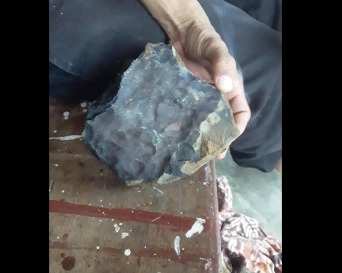  ਅਸਮਾਨ ਤੋਂ ਡਿੱਗੇ ਪੱਥਰ ਦਾ ਭਾਰ ਲਗਭਗ 2.1 ਕਿਲੋਗ੍ਰਾਮ ਹੈ। ਜੋਸੁਆ ਨੇ ਦੱਸਿਆ ਕਿ ਉਲਕਾਪਿੰਡ ਡਿੱਗਣ ਨਾਲ ਜਮੀਨ ਵਿਚ 15 ਸੈਂਟੀਮੀਟਰ ਦੀ ਜਮੀਨ ਵਿਚ ਟੋਇਆ ਹੋ ਗਿਆ ਸੀ। ਹਾਲਾਂਕਿ ਅਸਮਾਨ ਤੋਂ ਡਿੱਗਿਆ ਇਹ ਪੱਥਰ ਜੋਸੁਆ ਲਈ ਬਹੁਤ ਖੁਸ਼ਕਿਸਮਤ ਸਾਬਤ ਹੋਇਆ। ਇਸ ਦੇ ਬਦਲੇ ਵਿਚ ਜੋਸੁਆ ਨੂੰ 1.4 ਮਿਲੀਅਨ ਪੌਂਡ ਜਾਂ ਲਗਭਗ 10 ਕਰੋੜ ਰੁਪਏ ਮਿਲੇ ਹਨ। (ਫੋਟੋ- Social Media)