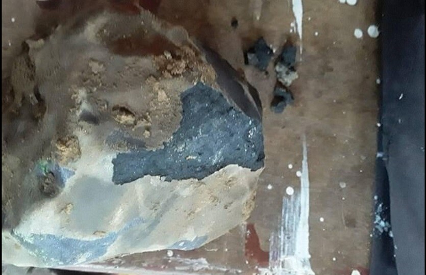  ਸਥਾਨਕ ਲੋਕਾਂ ਨੇ ਦੱਸਿਆ ਕਿ ਉਨ੍ਹਾਂ ਨੇ ਇੱਕ ਬਹੁਤ ਜ਼ੋਰਦਾਰ ਧਮਾਕੇ ਦੀ ਆਵਾਜ਼ ਸੁਣੀ, ਜਿਸ ਨਾਲ ਉਨ੍ਹਾਂ ਦਾ ਘਰ ਵੀ ਹਿੱਲ ਗਏ। ਦੁਰਲੱਭ ਉਲਕਾਪਿੰਡ ਦੇ ਡਿੱਗਣ ਤੋਂ ਬਾਅਦ, ਜੋਸੁਆ ਦਾ ਘਰ ਉਸਨੂੰ ਵੇਖਣ ਵਾਲੇ ਲੋਕਾਂ ਦਾ ਮੇਲਾ ਲੱਗ ਗਿਆ। ਜੋਸੁਆ ਨੇ ਕਿਹਾ ਕਿ ਇਸ ਪੱਥਰ ਤੋਂ ਓਨੇ ਪੈਸੇ ਮਿਲੇ ਹਨ ਜਿੰਨੇ ਉਸਨੂੰ 30 ਸਾਲਾਂ ਤੱਕ ਕੰਮ ਕਰਨ ਤੋਂ ਬਾਅਦ ਤਨਖਾਹ ਤੋਂ ਮਿਲਦਾ। ਤਿੰਨ ਬੱਚਿਆਂ ਦੇ ਪਿਤਾ ਜੋਸੁਆ ਨੇ ਕਿਹਾ ਕਿ ਉਹ ਇਸ ਪੈਸੇ ਨਾਲ ਆਪਣੇ ਭਾਈਚਾਰੇ ਲਈ ਇੱਕ ਚਰਚ ਬਣਾਏਗਾ। (ਫੋਟੋ- Social Media)