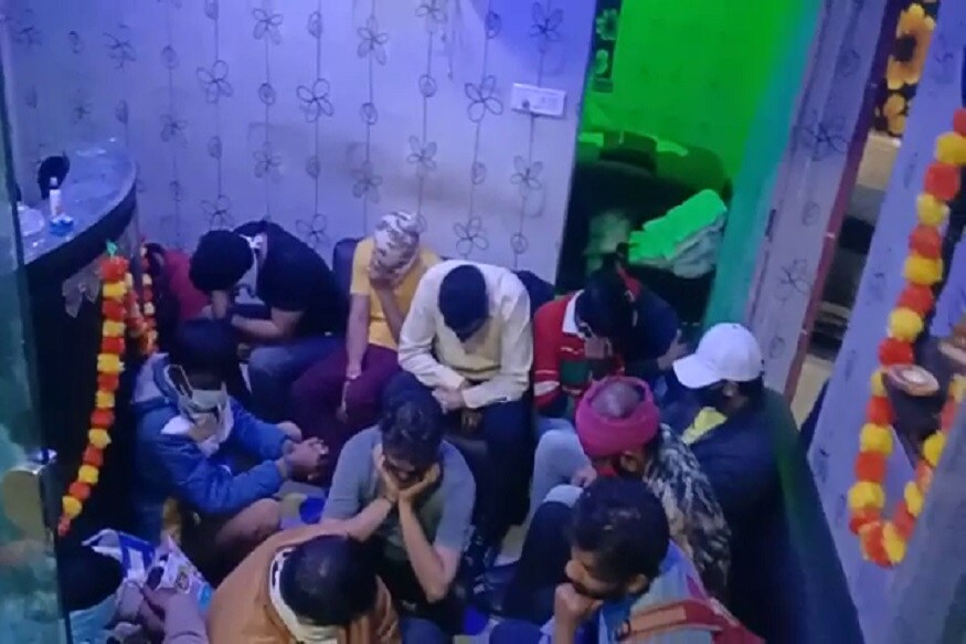 ਕੁੰਡਾਲੀ ਪੁਲਿਸ ਨੇ ਹਾਲ ਹੀ ਵਿੱਚ ਇੱਥੇ ਇੱਕ ਸਪਾ ਸੈਂਟਰ ਵਿੱਚ ਅਨੈਤਿਕ ਹਰਕਤ ਦਾ ਖੁਲਾਸਾ ਕੀਤਾ ਸੀ। ਇਸ ਵਾਰ ਅਧਿਕਾਰੀਆਂ ਦੀ ਅਗਵਾਈ ਹੇਠ ਵੱਡੇ ਪੱਧਰ 'ਤੇ ਕਾਰਵਾਈ ਕੀਤੀ ਗਈ। ਸ਼ਾਮ ਨੂੰ ਇਕ ਅਚਾਨਕ ਕਾਰਵਾਈ ਕਾਰਨ ਮਾਲ ਵਿਚ ਭਗਦੜ ਮਚ ਗਈ। (PHOTOS: News18) ਕੁੰਡਾਲੀ ਪੁਲਿਸ ਨੇ ਹਾਲ ਹੀ ਵਿੱਚ ਇੱਥੇ ਇੱਕ ਸਪਾ ਸੈਂਟਰ ਵਿੱਚ ਅਨੈਤਿਕ ਹਰਕਤ ਦਾ ਖੁਲਾਸਾ ਕੀਤਾ ਸੀ। ਇਸ ਵਾਰ ਅਧਿਕਾਰੀਆਂ ਦੀ ਅਗਵਾਈ ਹੇਠ ਵੱਡੇ ਪੱਧਰ 'ਤੇ ਕਾਰਵਾਈ ਕੀਤੀ ਗਈ। ਸ਼ਾਮ ਨੂੰ ਇਕ ਅਚਾਨਕ ਕਾਰਵਾਈ ਕਾਰਨ ਮਾਲ ਵਿਚ ਭਗਦੜ ਮਚ ਗਈ। (PHOTOS: News18)