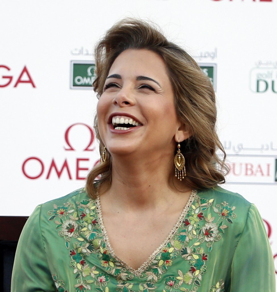  ਡੇਲੀ ਮੇਲ ਨੇ ਇੱਕ ਬ੍ਰਿਟਿਸ਼ ਅਦਾਲਤ ਵਿੱਚ ਸੁਣਵਾਈ ਦੇ ਅਧਾਰ ਤੇ ਇਹ ਦਾਅਵਾ ਕੀਤਾ ਹੈ। ਦੁਬਈ ਦੇ ਹਾਕਮ ਨੇ ਰਾਜਕੁਮਾਰੀ ਹਯਾ ਨੂੰ ਦੱਸੇ ਬਿਨਾਂ ਸ਼ਰੀਆ ਕਾਨੂੰਨ ਤਹਿਤ ਫਰਵਰੀ 2019 ਵਿਚ ਉਸ ਨਾਲ ਤਲਾਕ ਲੈ ਲਿਆ ਸੀ। ਰਾਜਕੁਮਾਰੀ ਪਿਛਲੇ ਕਈ ਸਾਲਾਂ ਤੋਂ ਯੂਕੇ ਵਿਚ ਰਹਿ ਰਹੀ ਹੈ। ਮੰਨਿਆ ਜਾ ਰਿਹਾ ਹੈ ਕਿ ਦੋਵਾਂ ਵਿਚਾਲੇ ਅਫੇਅਰ ਸਾਲ 2016 ਵਿਚ ਹੋਇਆ ਸੀ। ਉਸ ਸਮੇਂ ਤੋਂ, ਬਾਡੀਗਾਰਡਾਂ ਨੇ ਰਾਜਕੁਮਾਰੀ ਲਈ ਕੰਮ ਕਰਨਾ ਸ਼ੁਰੂ ਕਰ ਦਿੱਤਾ। 46 ਸਾਲਾ ਰਾਜਕੁਮਾਰੀ ਦਾ 37 ਸਾਲਾ ਬਾਡੀਗਾਰਡ ਰਸਲ ਫਲਾਵਰ ਨਾਲ ਸਬੰਧ ਦੋ ਸਾਲ ਚੱਲਿਆ। (ਫੋਟੋ-ਏ.ਐੱਫ.ਪੀ.)