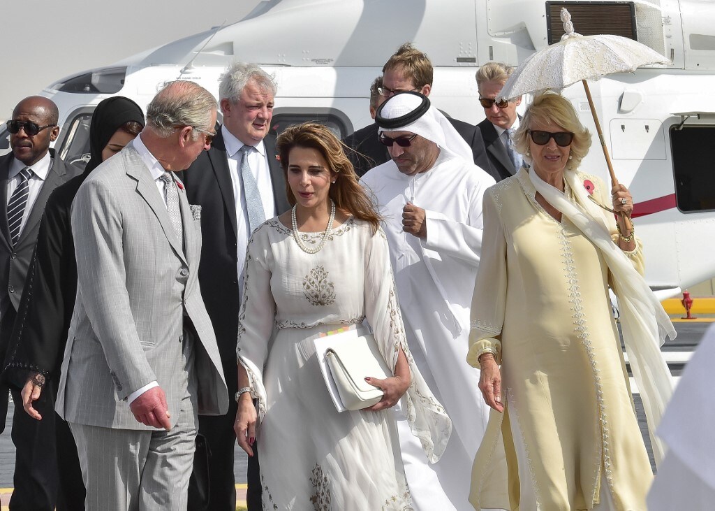  ਰਾਜਕੁਮਾਰੀ ਜਿਥੇ ਵੀ ਜਾਂਦੀ ਸੀ, ਉਸਦੇ ਨਾਲ ਇਹ ਬਾਡੀਗਾਰਡ ਸੀ। ਫਲਾਵਰ ਨੂੰ ਪਹਿਲਾਂ ਉਸ ਦੇ ਜਨਮਦਿਨ ਤੇ ਰੋਲੇਕਸ ਅਤੇ ਫਿਰ ਓਡੈਮਰਸ ਪਿਗੈਟ ਦੀ ਘੜੀ ਮਿਲੀ। ਬਾਡੀਗਾਰਡ ਦੀ ਪਤਨੀ ਨੇ ਦੇਖਿਆ ਕਿ ਘਰ ਪਰਤਣ ਤੋਂ ਬਾਅਦ ਦੋਵੇਂ ਕਈ ਘੰਟੇ ਫੋਨ ਤੇ ਗੱਲ ਕਰਦੇ ਸਨ ਅਤੇ ਸੰਦੇਸ਼ ਵੀ ਆਉਂਦੇ ਸਨ। ਇਸ ਤੋਂ ਬਾਅਦ ਉਸ ਦੀ ਪਤਨੀ ਦੋਵਾਂ ਵਿਚਾਲੇ ਸਬੰਧਾਂ ਨੂੰ ਲੈ ਕੇ ਸ਼ੱਕੀ ਹੋ ਗਈ। 2016 ਦੇ ਅਖੀਰ ਵਿਚ, ਉਸਦਾ ਸ਼ੱਕ ਯਕੀਨ ਵਿੱਚ ਬਦਲ ਗਿਆ। ਰਾਜਕੁਮਾਰੀ ਹਯਾ ਬਾਡੀਗਾਰਡਜ਼ ਨਾਲ ਉਸ ਦੇ ਮਾਮਲੇ ਨਾਲ ਜੁੜੇ ਕੁਝ ਦਾਅਵਿਆਂ ਤੋਂ ਇਨਕਾਰ ਕਰਦੀ ਹੈ। (ਫੋਟੋ-ਏ.ਐੱਫ.ਪੀ.)