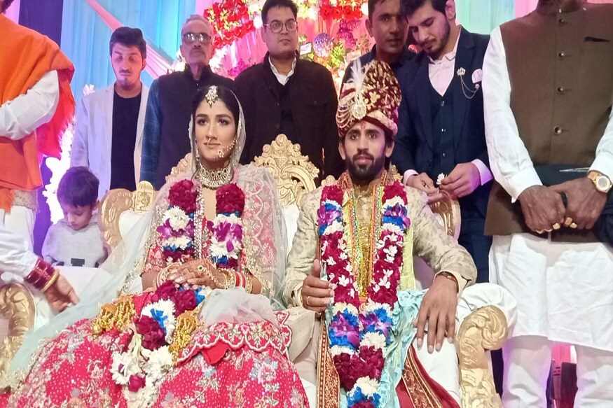 ਇਸ ਦੌਰਾਨ ਨਵੀਂ ਜੋੜੀ ਨੇ ਇਕ-ਇਕ ਪੌਦਾ ਲਗਾ ਕੇ ਵਾਤਾਵਰਣ ਨੂੰ ਬਚਾਉਣ ਦਾ ਵੀ ਸੰਕਲਪ ਲਿਆ । ਦੋਵਾਂ ਨੇ ਦਾਜ ਤੋਂ ਬਿਨਾਂ ਸਾਧਾਰਣ ਅਤੇ ਰਵਾਇਤੀ ਰਿਵਾਜਾਂ ਨਾਲ ਵਿਆਹ ਕਰਵਾ ਕੇ ਆਉਣ ਵਾਲੀਆਂ ਪੀੜ੍ਹੀਆਂ ਲਈ ਨਵੀਂ ਮਿਸਾਲ ਕਾਇਮ ਕੀਤੀ ਹੈ। (Photo: News18) ਇਸ ਦੌਰਾਨ ਨਵੀਂ ਜੋੜੀ ਨੇ ਇਕ-ਇਕ ਪੌਦਾ ਲਗਾ ਕੇ ਵਾਤਾਵਰਣ ਨੂੰ ਬਚਾਉਣ ਦਾ ਵੀ ਸੰਕਲਪ ਲਿਆ । ਦੋਵਾਂ ਨੇ ਦਾਜ ਤੋਂ ਬਿਨਾਂ ਸਾਧਾਰਣ ਅਤੇ ਰਵਾਇਤੀ ਰਿਵਾਜਾਂ ਨਾਲ ਵਿਆਹ ਕਰਵਾ ਕੇ ਆਉਣ ਵਾਲੀਆਂ ਪੀੜ੍ਹੀਆਂ ਲਈ ਨਵੀਂ ਮਿਸਾਲ ਕਾਇਮ ਕੀਤੀ ਹੈ। (Photo: News18)