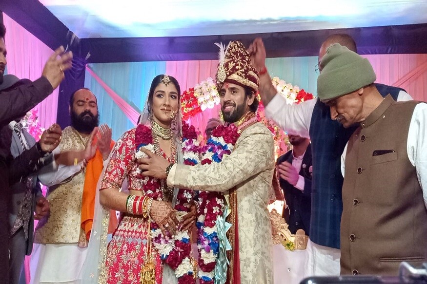 ਸੰਗੀਤਾ ਅਤੇ ਬਜਰੰਗ ਨੇ ਮਹਾਵੀਰ ਪਹਿਲਵਾਨ ਦੇ ਘਰ ਵਰਮਾਲਾ ਲਈ ਤਿਆਰ ਕੀਤੇ ਪੰਡਾਲ ਵਿਚ ਇਕ ਦੂਜੇ ਨੂੰ ਸਜਾਇਆ। ਗੀਤਾ ਅਤੇ ਬਬੀਤਾ ਫੋਗਟ ਦੇ ਵਿਆਹ ਦੀ ਤਰ੍ਹਾਂ ਸੰਗੀਤਾ ਨੇ ਵੀ ਵਿਆਹ ਵਿੱਚ ਸੱਤ ਦੀ ਥਾਂ 8 ਫੇਰੇ ਲਏ। (Photo: News18) ਸੰਗੀਤਾ ਅਤੇ ਬਜਰੰਗ ਨੇ ਮਹਾਵੀਰ ਪਹਿਲਵਾਨ ਦੇ ਘਰ ਵਰਮਾਲਾ ਲਈ ਤਿਆਰ ਕੀਤੇ ਪੰਡਾਲ ਵਿਚ ਇਕ ਦੂਜੇ ਨੂੰ ਸਜਾਇਆ। ਗੀਤਾ ਅਤੇ ਬਬੀਤਾ ਫੋਗਟ ਦੇ ਵਿਆਹ ਦੀ ਤਰ੍ਹਾਂ ਸੰਗੀਤਾ ਨੇ ਵੀ ਵਿਆਹ ਵਿੱਚ ਸੱਤ ਦੀ ਥਾਂ 8 ਫੇਰੇ ਲਏ। (Photo: News18)